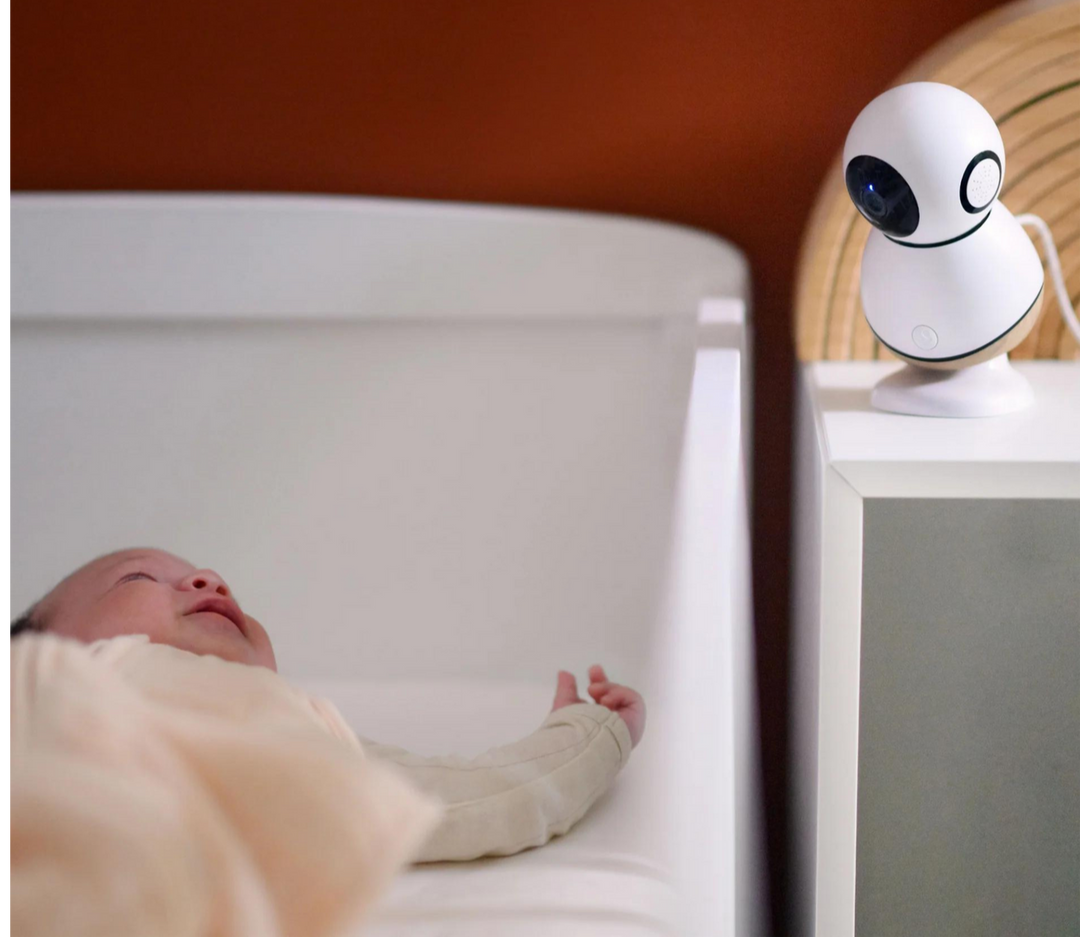 Baby peacefully sleeping while being monitored by the MAXI COSI See Pro 360° camera.