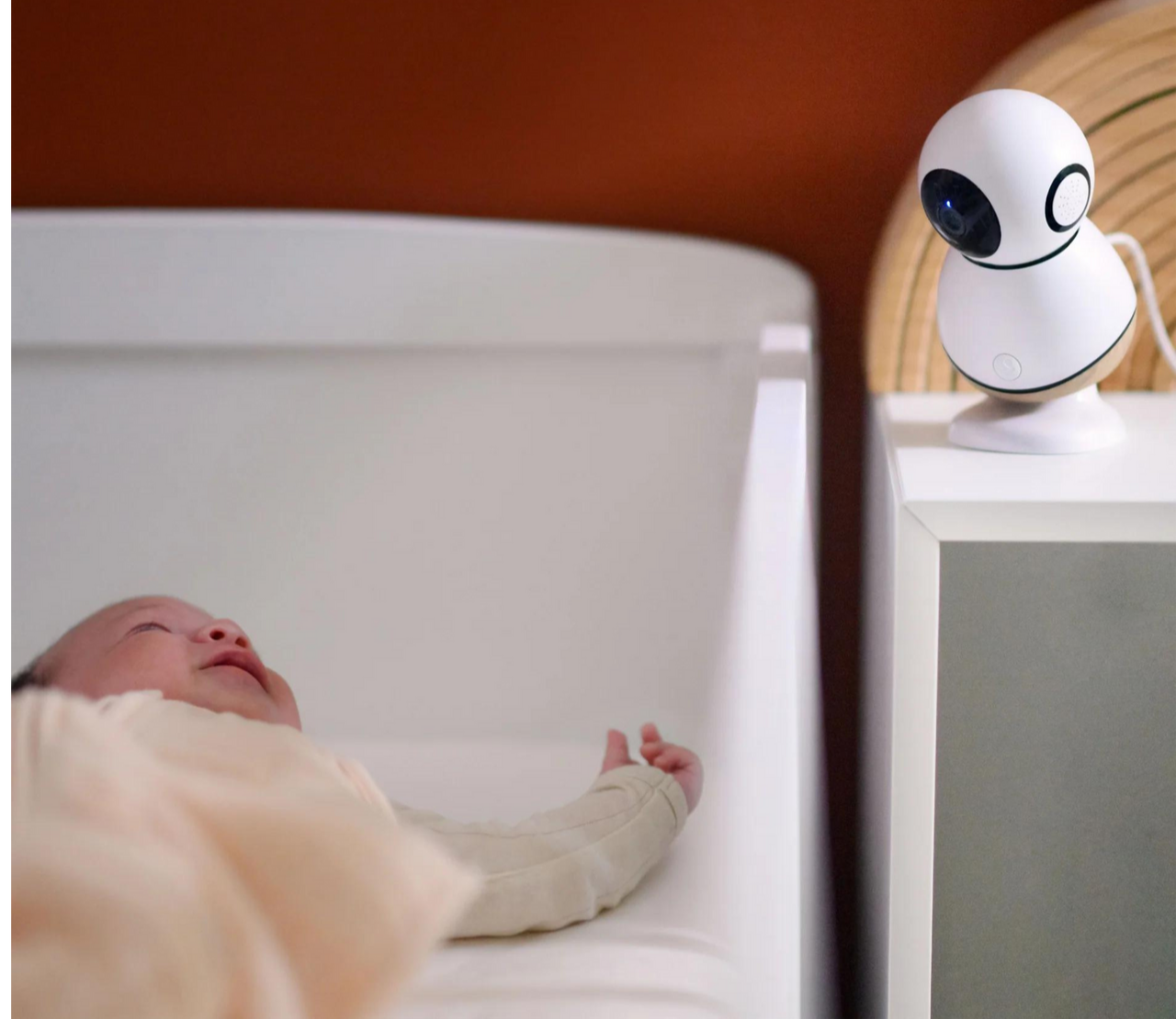 Baby peacefully sleeping while being monitored by the MAXI COSI See Pro 360° camera.