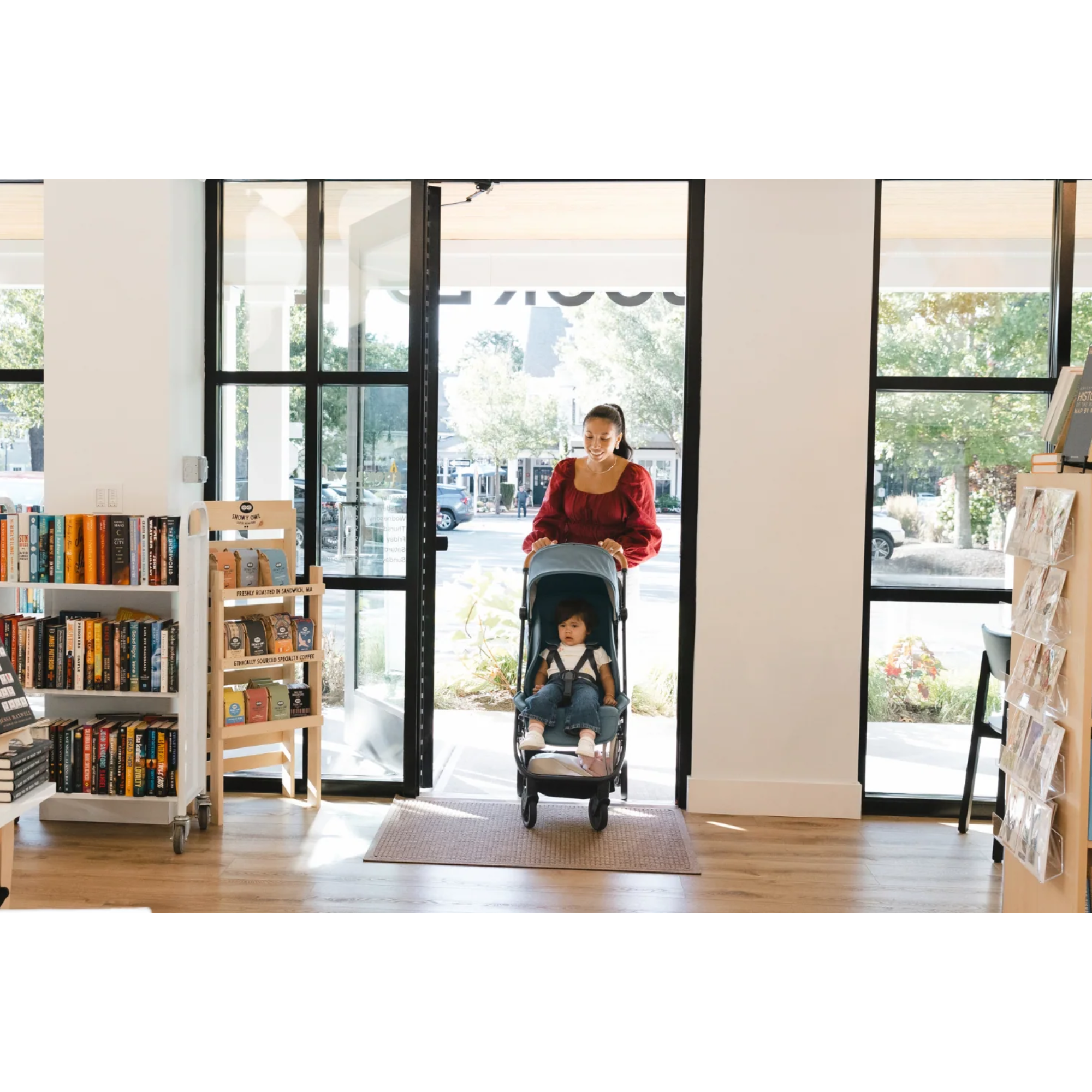 Mom effortlessly pushes the UPPAbaby Minu V3 stroller while shopping, keeping her child comfortable every step of the way.