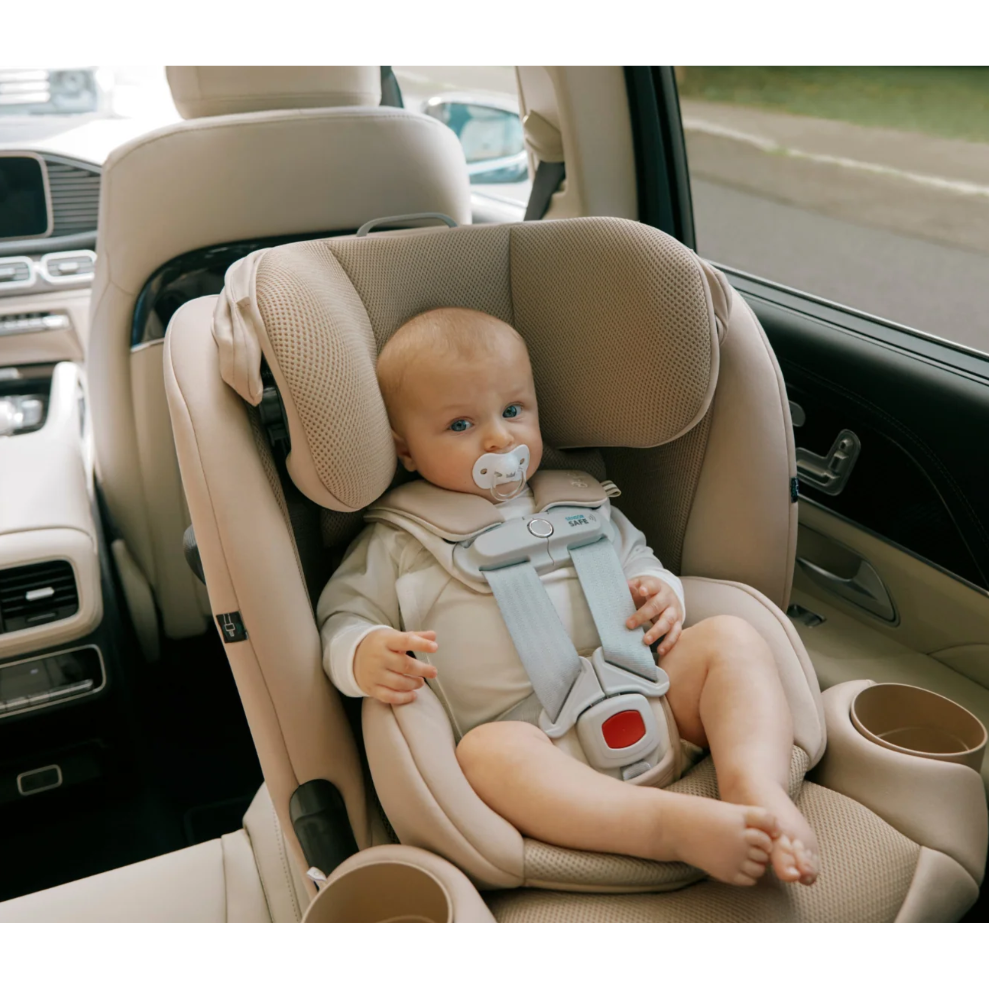 Happy child rides safely in the CYBEX Callisto G 360 Rotating All-in-One Convertible Car Seat, enjoying comfort and 360° convenience. 