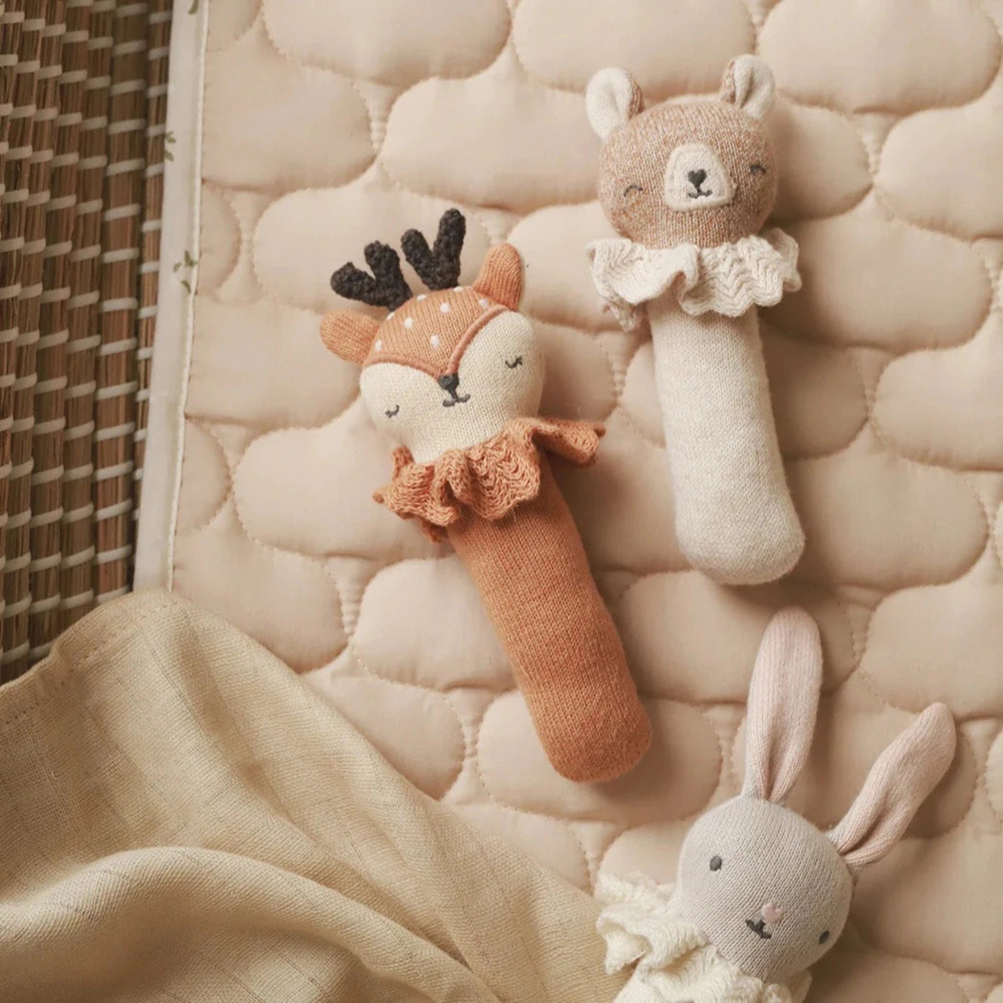 AVERY ROW Rattle - Dainty Deer