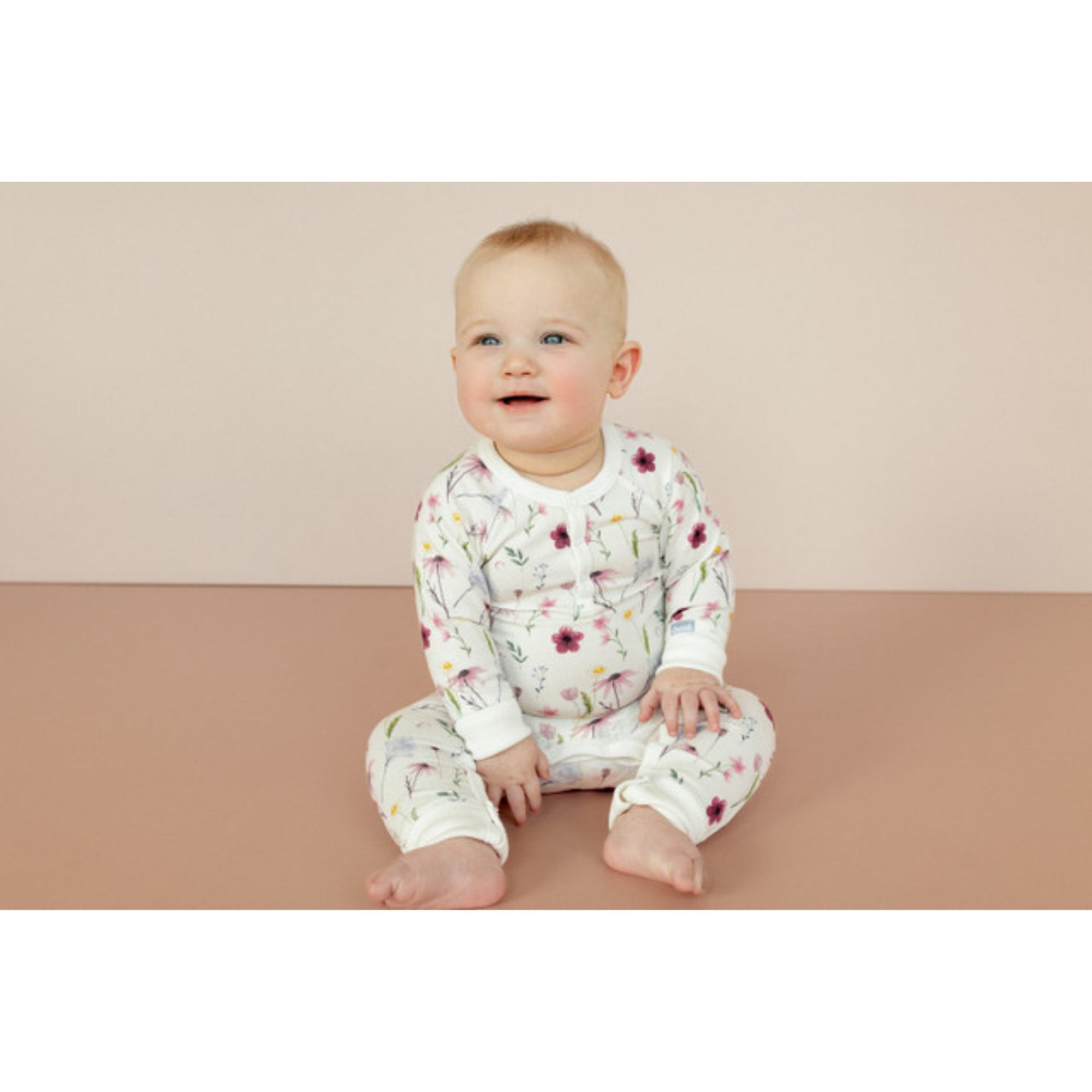 Combinaison en modal COCCOLI - Motif floral sur fond crème