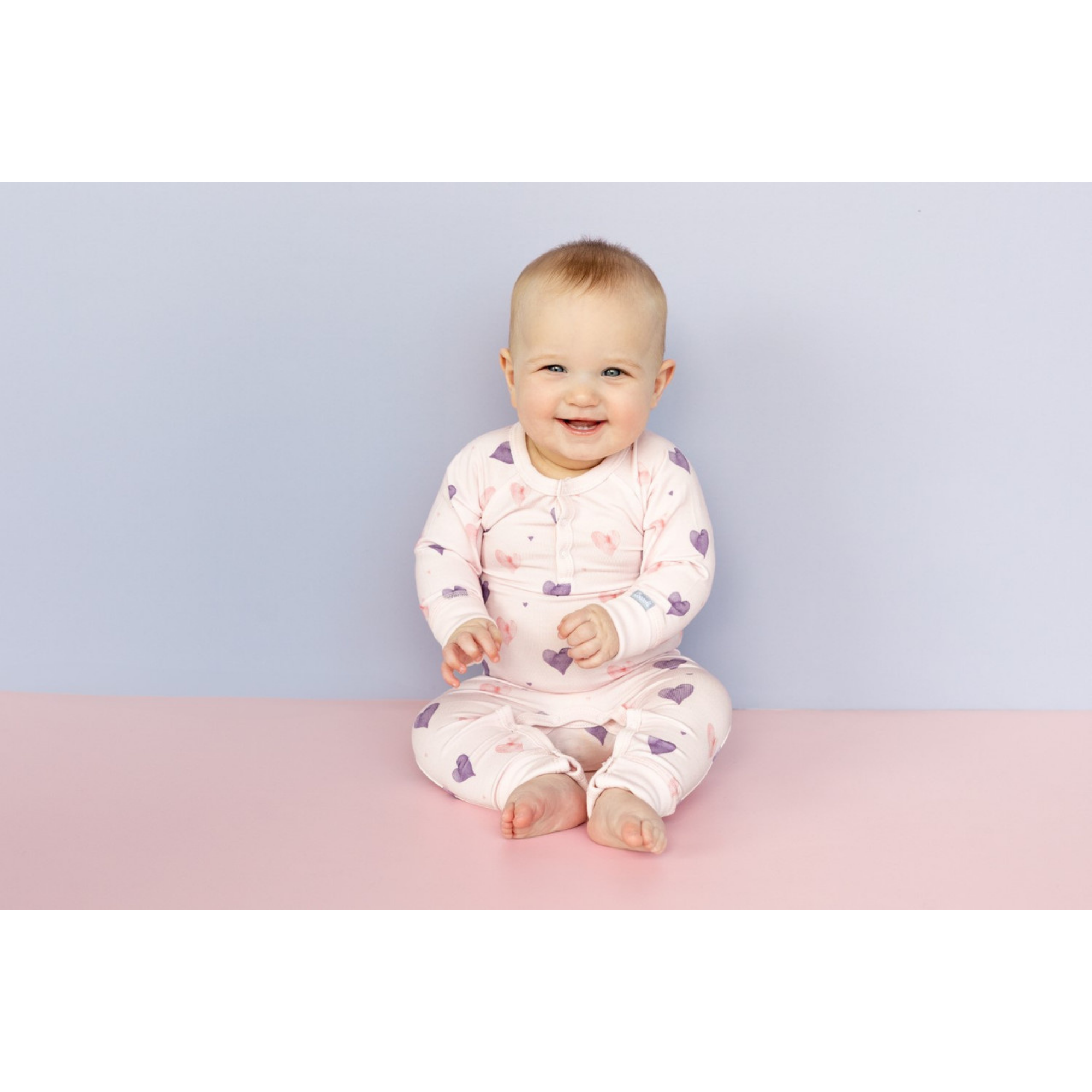 Combinaison en modal COCCOLI - Cœurs sur rose clair