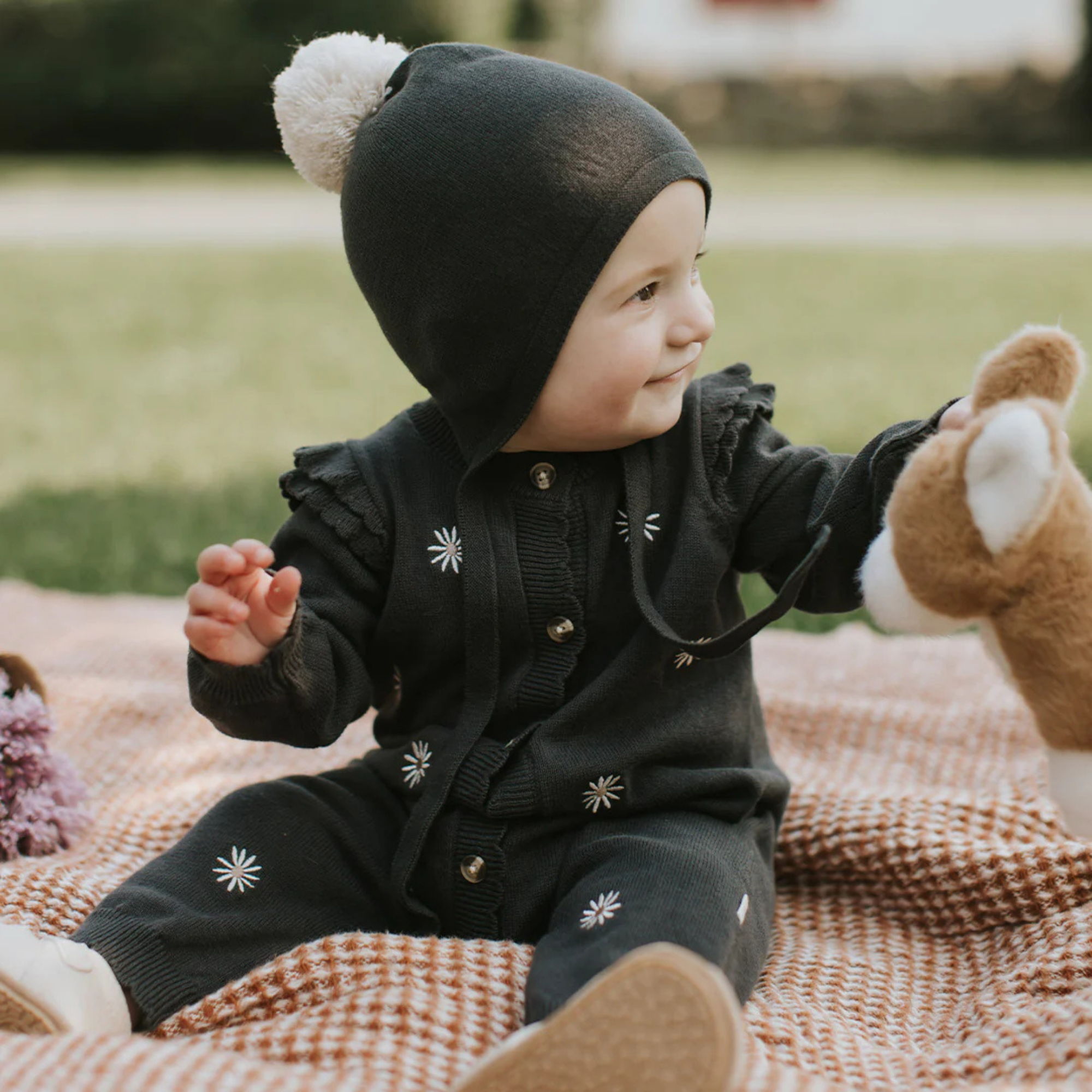 Combinaison en tricot gris foncé à imprimé marguerites FIRSTS