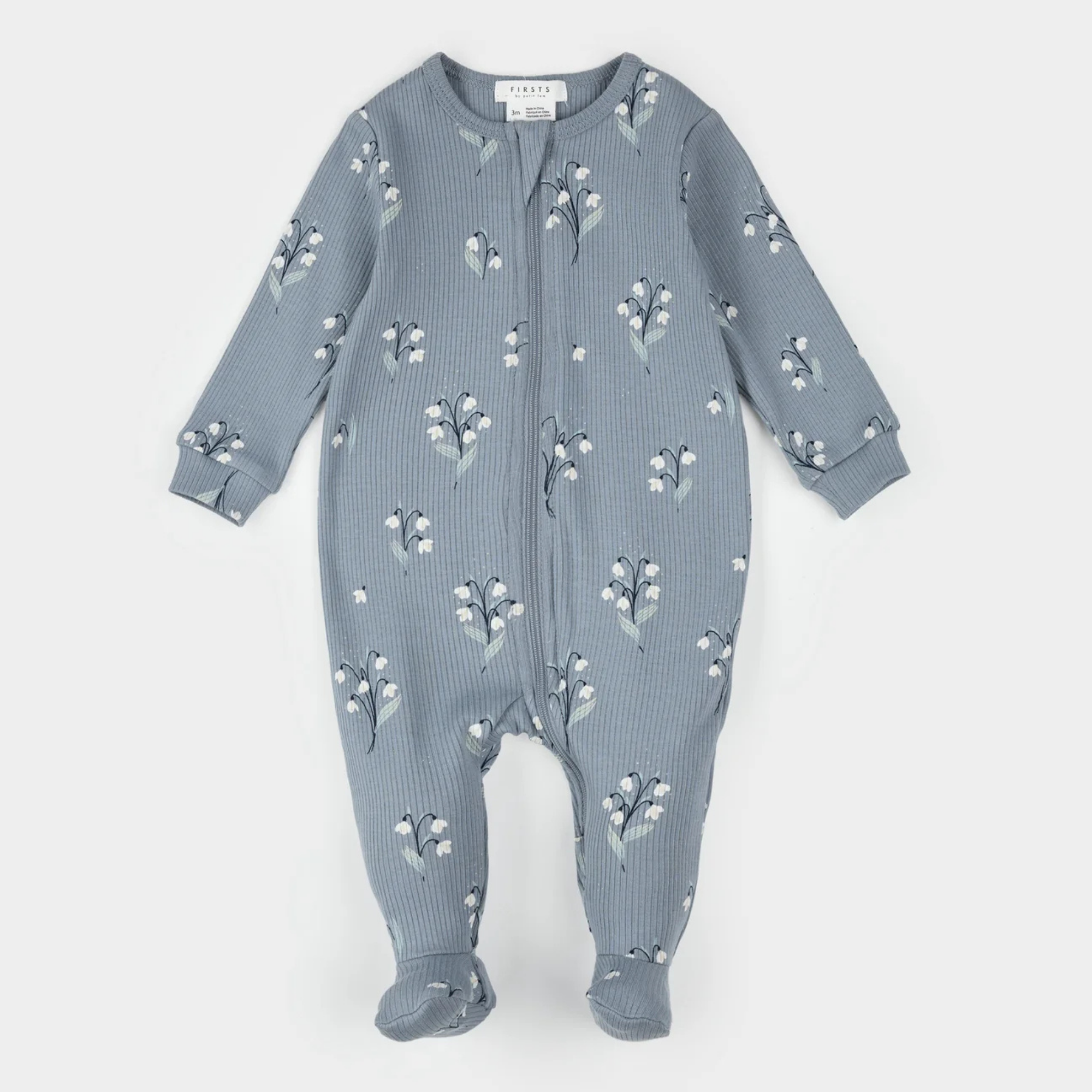 Imprimé Snowbell FIRSTS sur un pyjama bleu poussiéreux