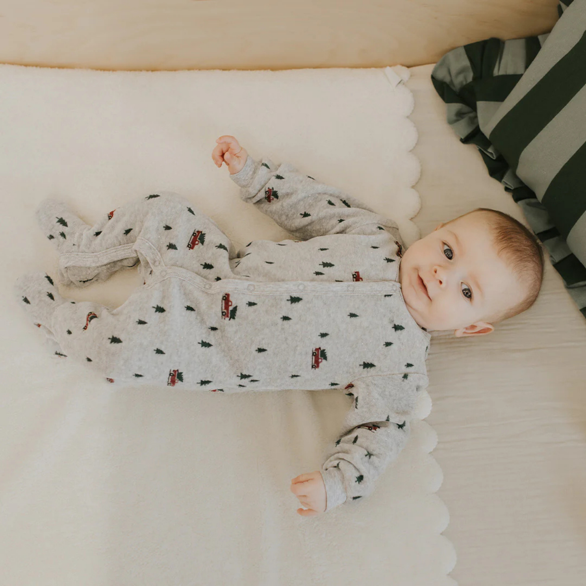 Premier camion festif en velours sur couchette gris chiné