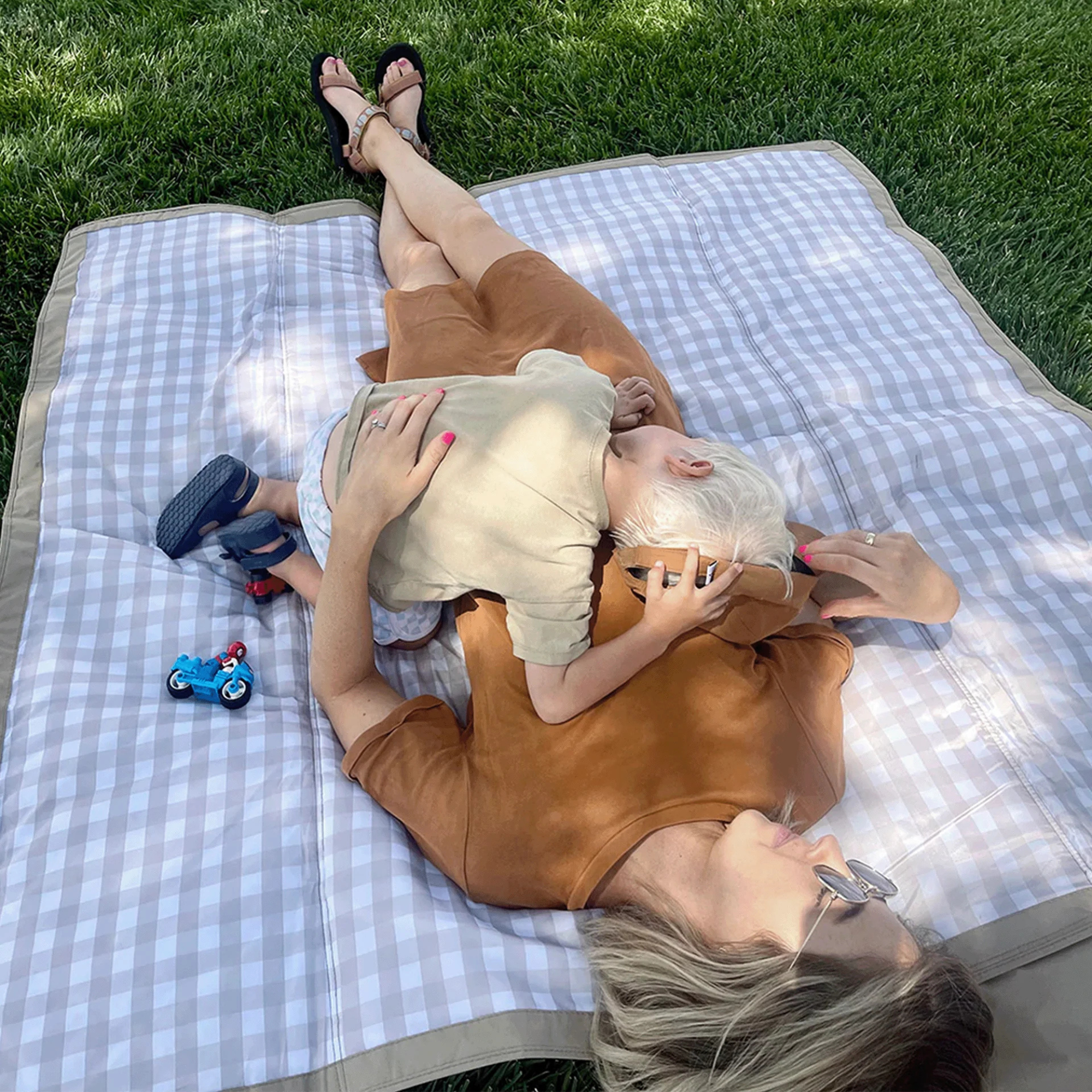 LITTLE UNICORN 5x5 Outdoor Blanket - Beige Buffalo Check