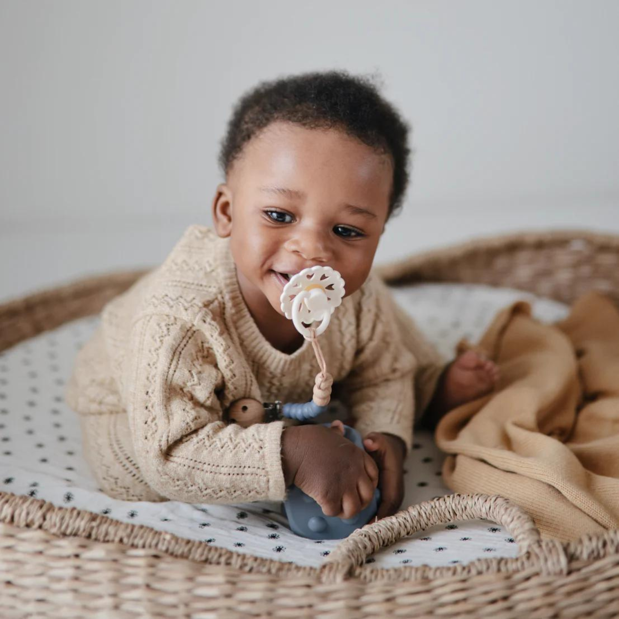 MUSHIE Frigg Baby's First Pacifier Floral Heart