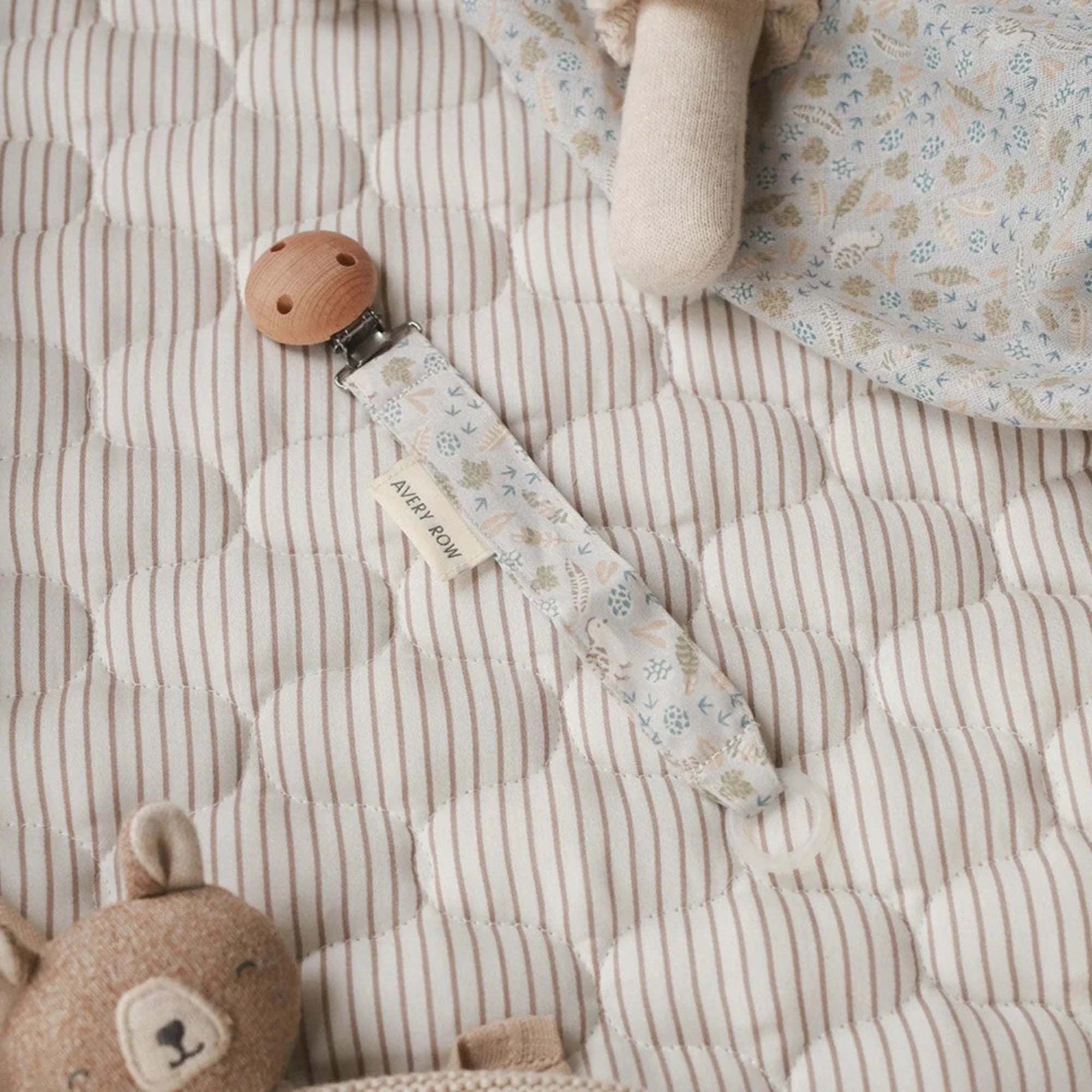 AVERY ROW Pacifier Clip