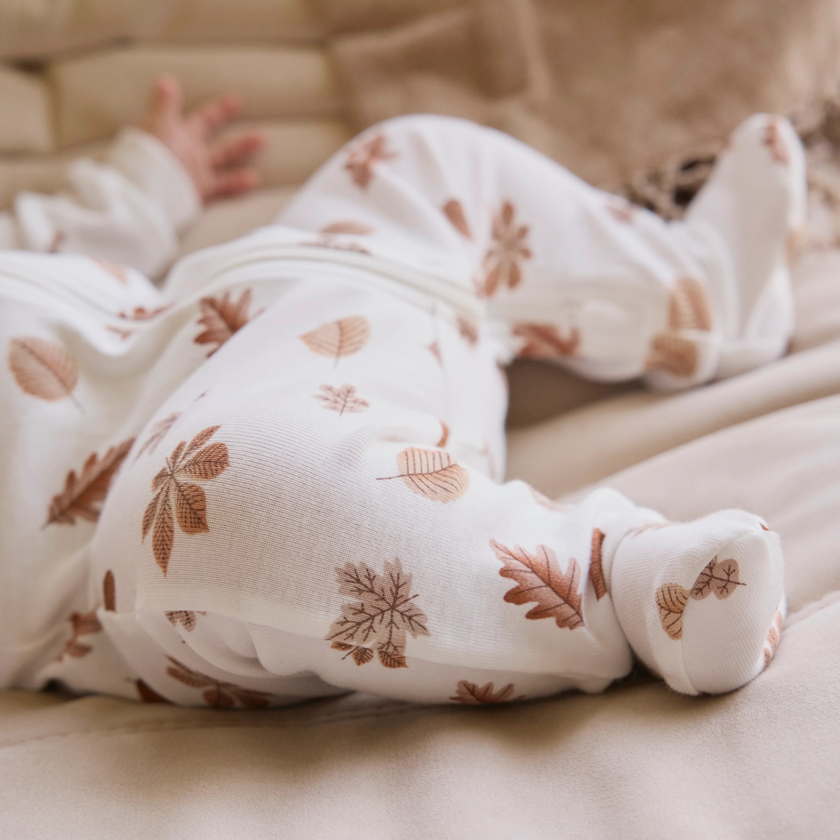 PETIT LEM Leaves Print on Off-White Footed Sleeper