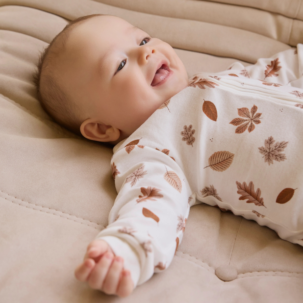 PETIT LEM Leaves Print on Off-White Footed Sleeper