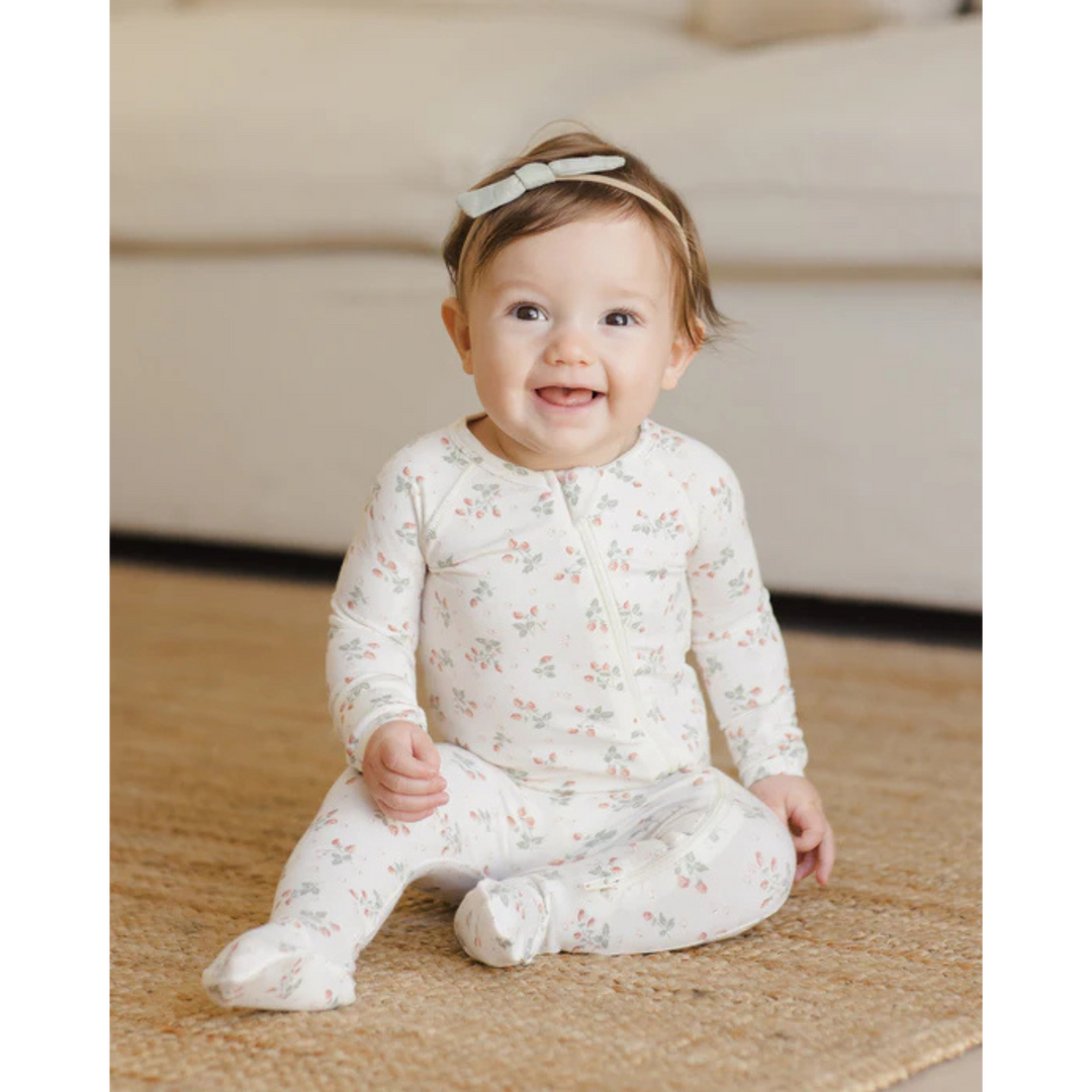 QUINCY MAE Bamboo Zip Footie - Strawberries