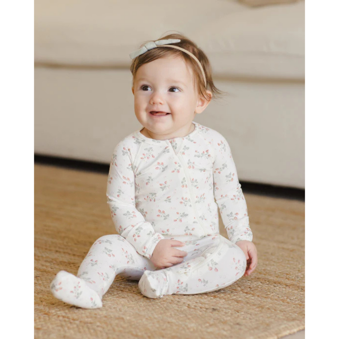 QUINCY MAE Bamboo Zip Footie - Strawberries