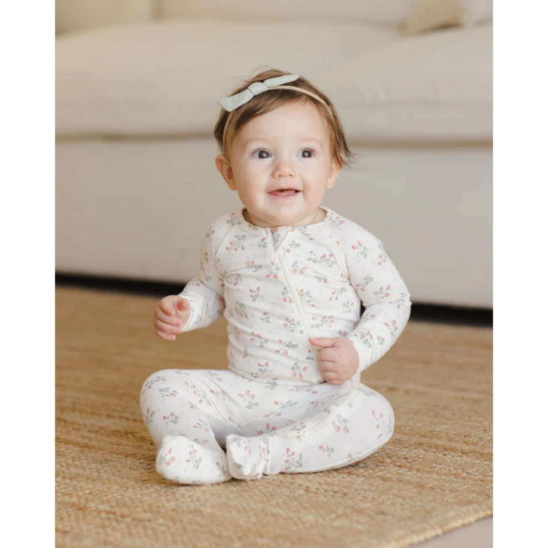 QUINCY MAE Bamboo Zip Footie - Strawberries