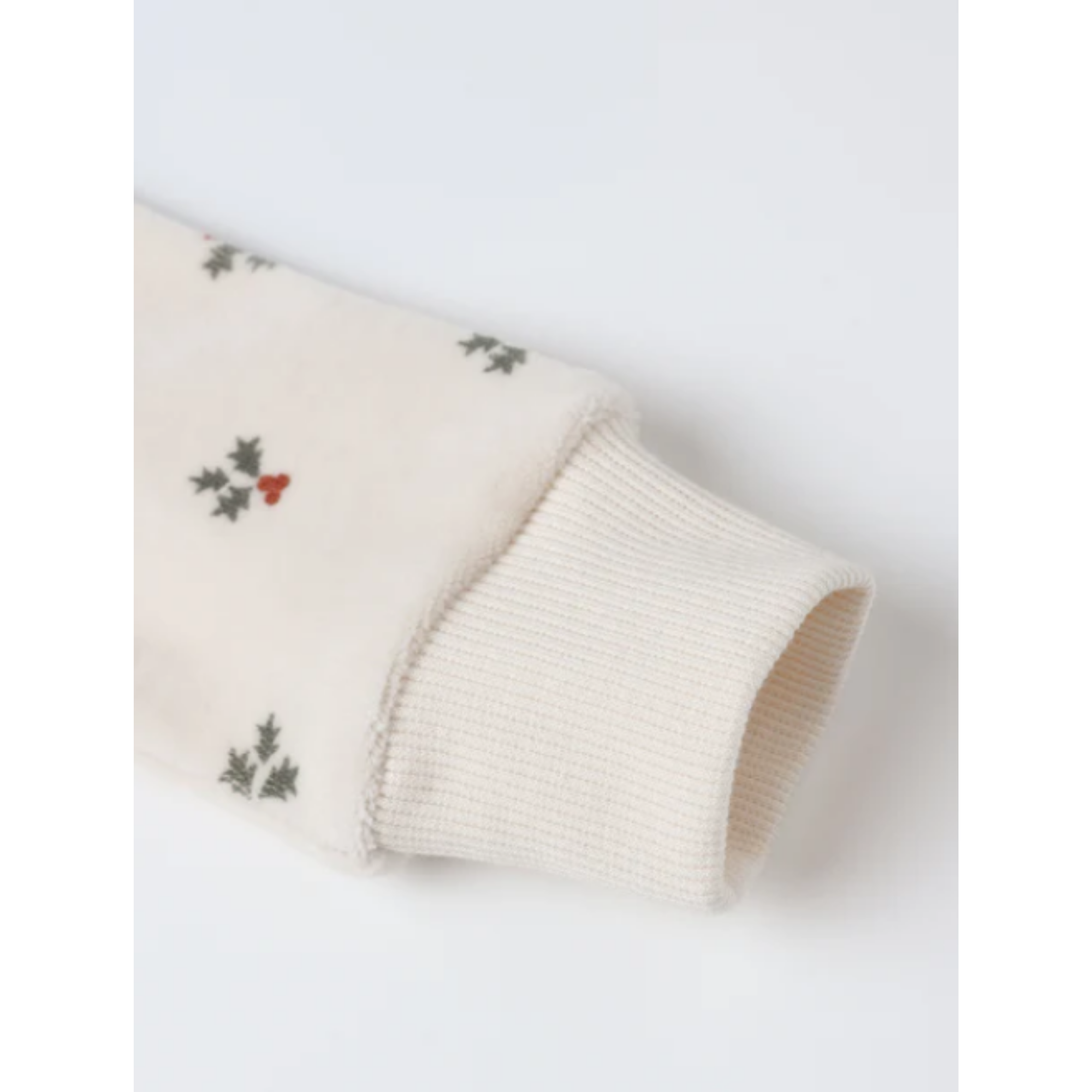 QUINCY MAE Hidden Snap Footie - Holly Berry