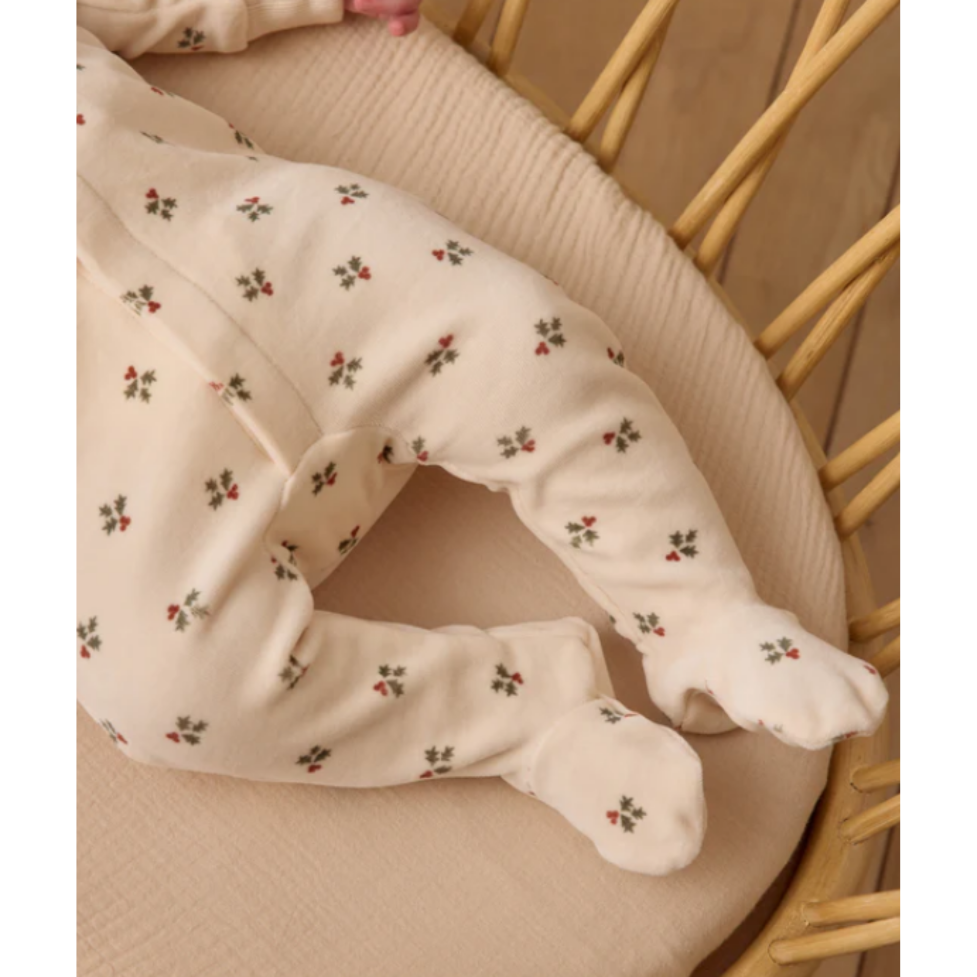 QUINCY MAE Hidden Snap Footie - Holly Berry