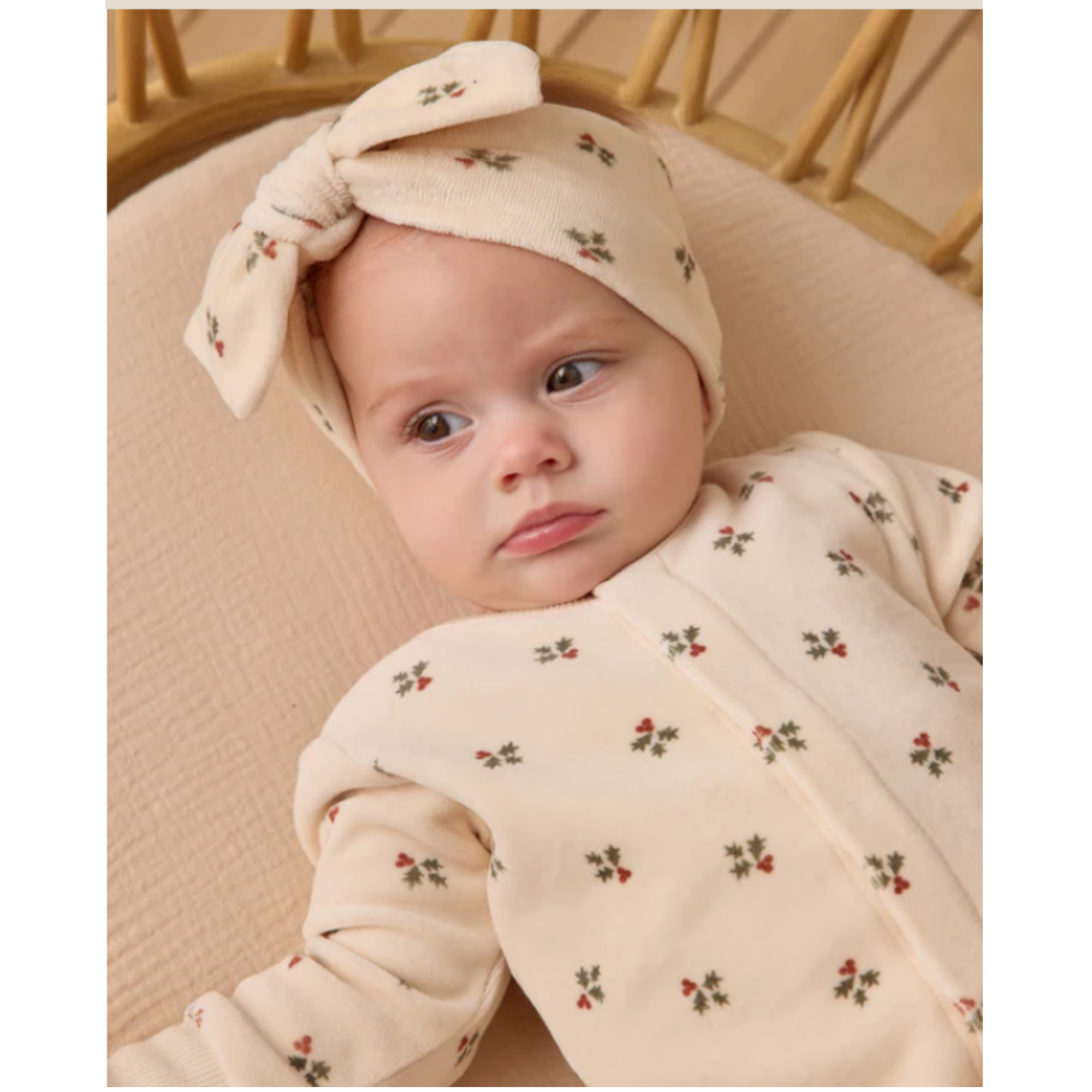 QUINCY MAE Hidden Snap Footie - Holly Berry