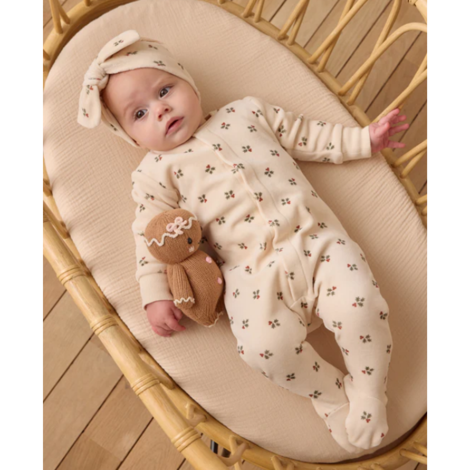 QUINCY MAE Hidden Snap Footie - Holly Berry