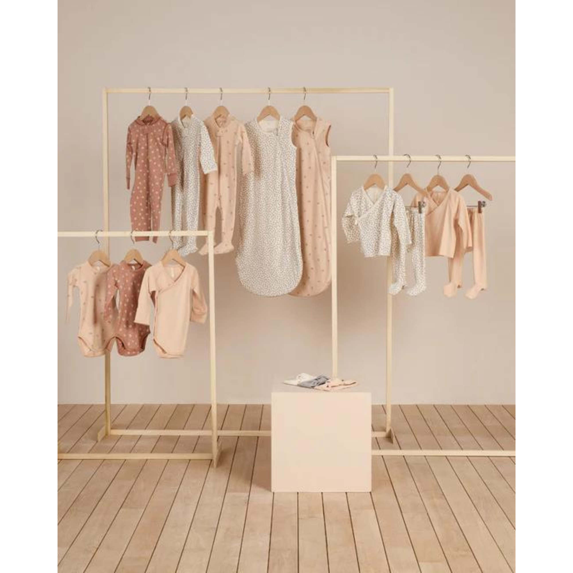 QUINCY MAE Zip Long Sleeve Sleeper Footie - Scatter