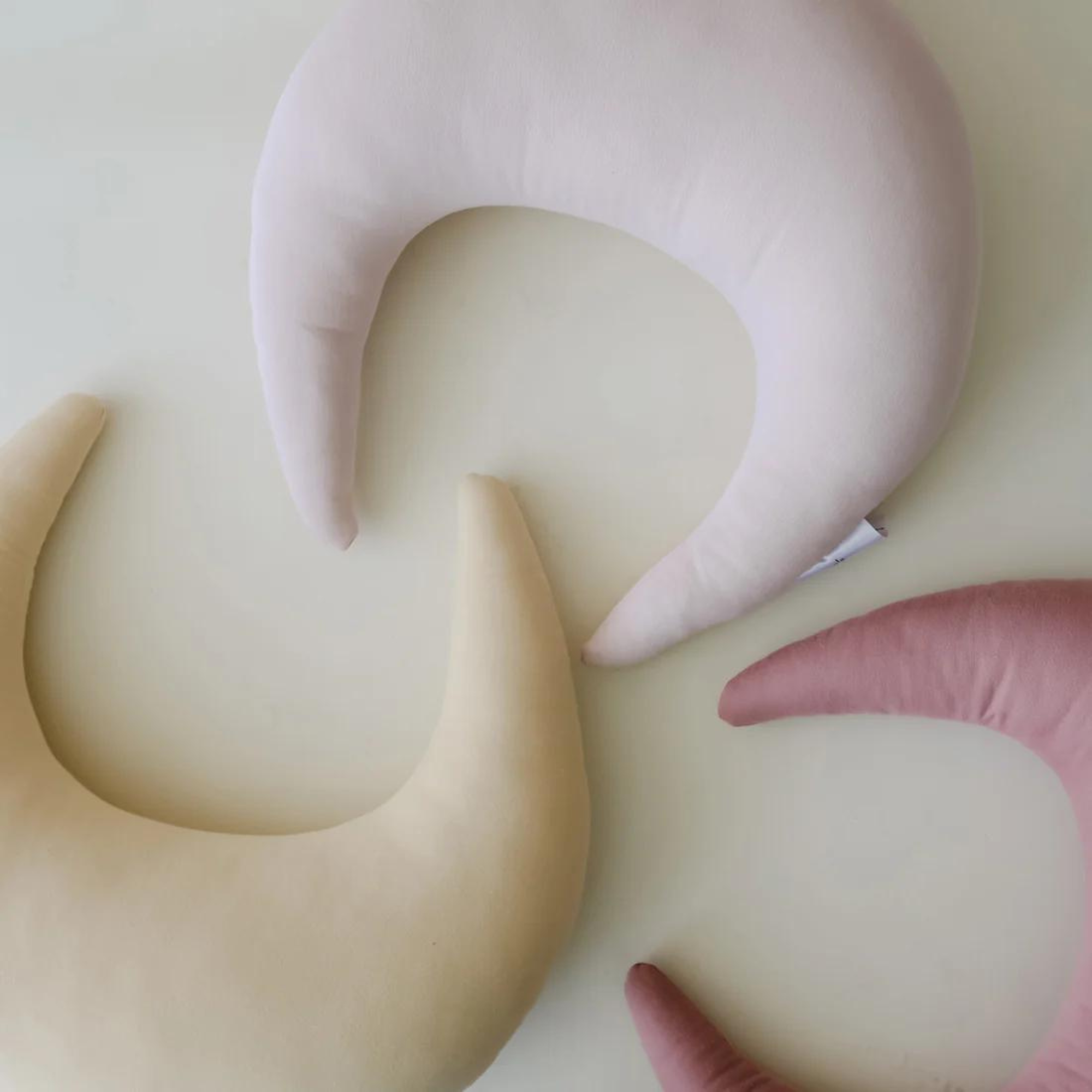 Coussin d'allaitement et de soutien biologique Snuggle Me - Pétale