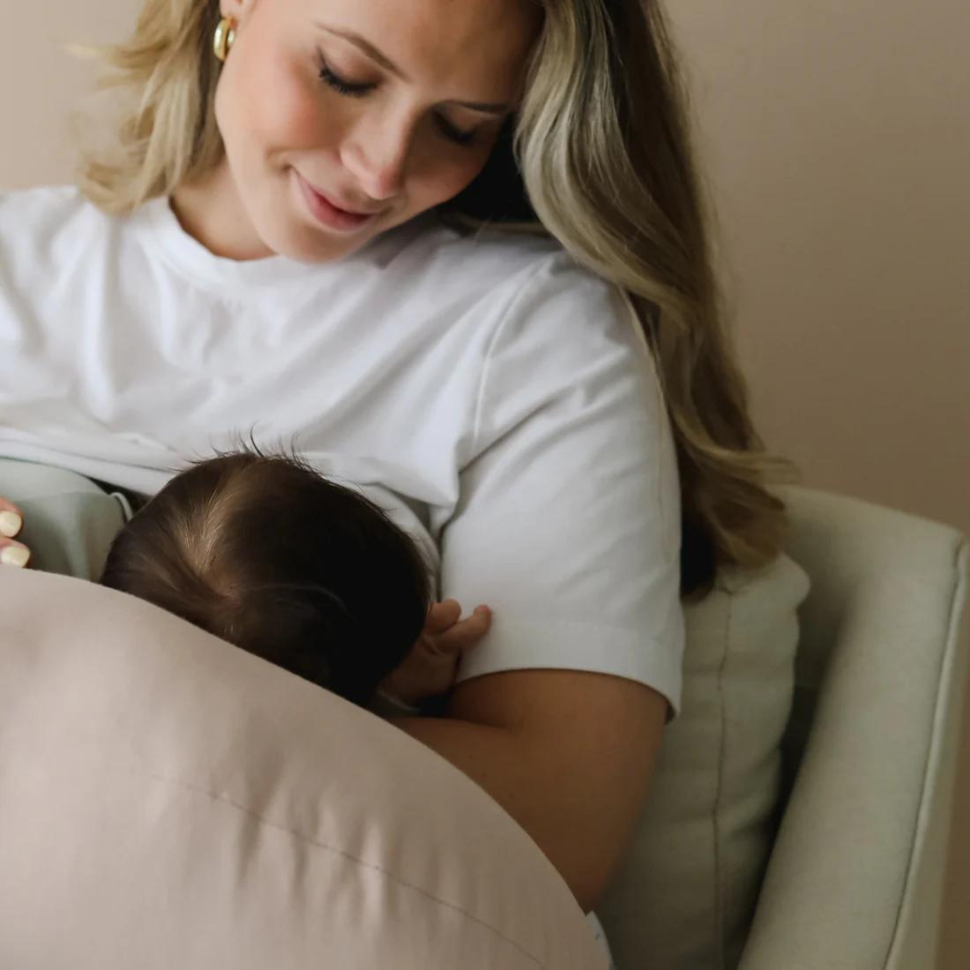 Coussin d'allaitement et de soutien biologique Snuggle Me - Pétale