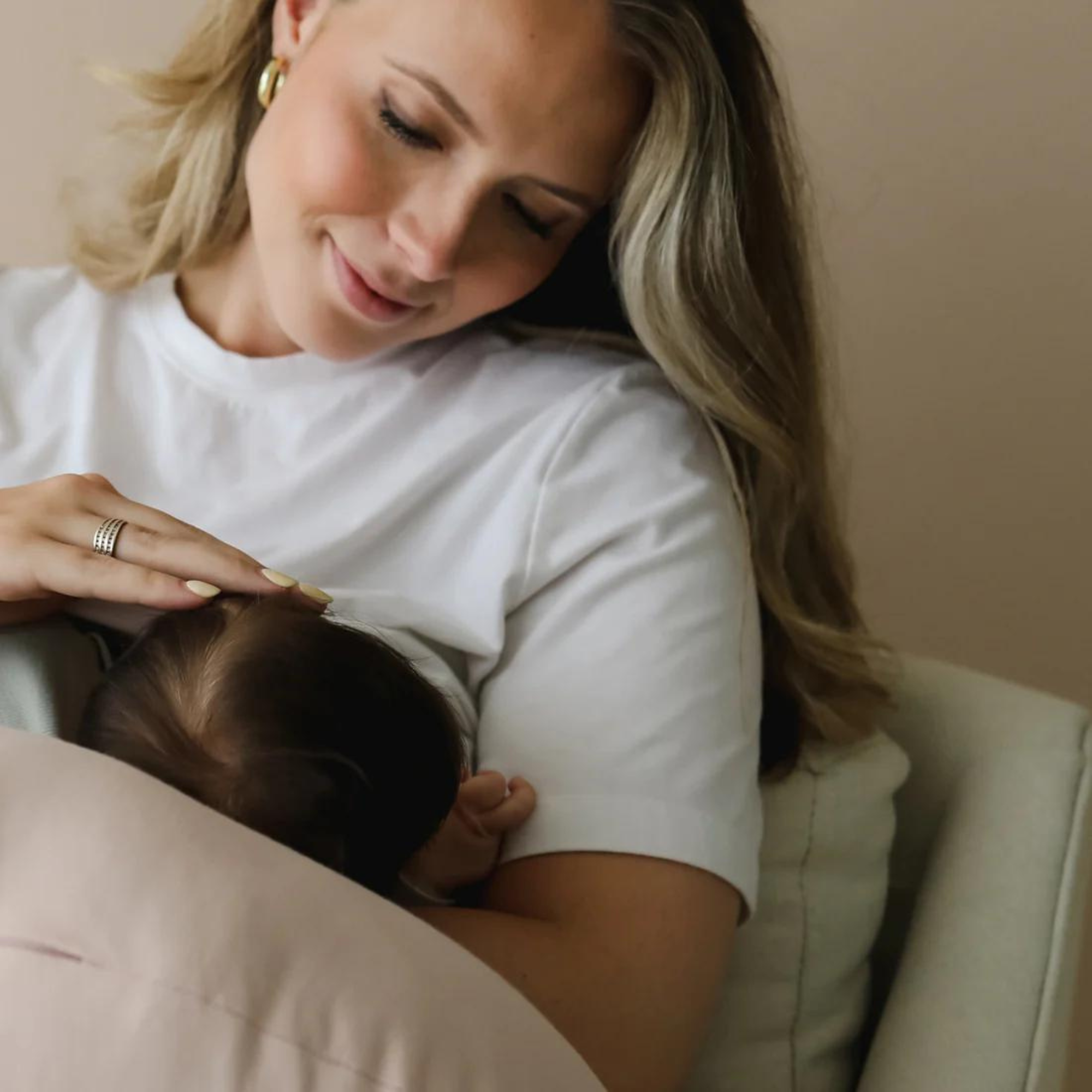 Coussin d'allaitement et de soutien biologique Snuggle Me - Pétale