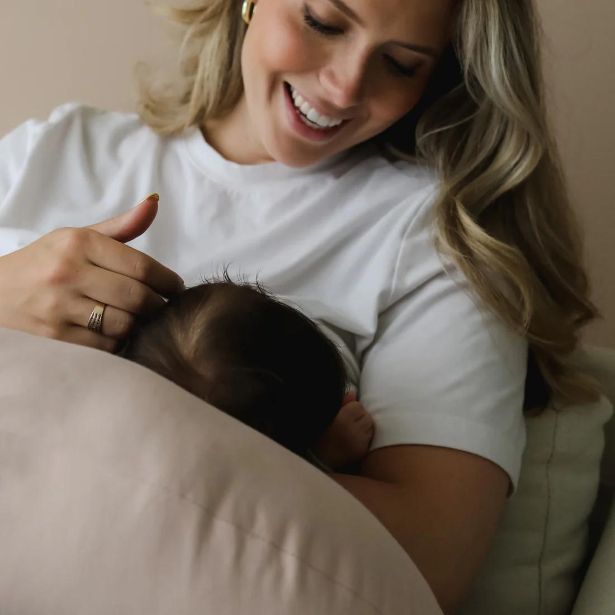 Coussin d'allaitement et de soutien biologique Snuggle Me - Pétale