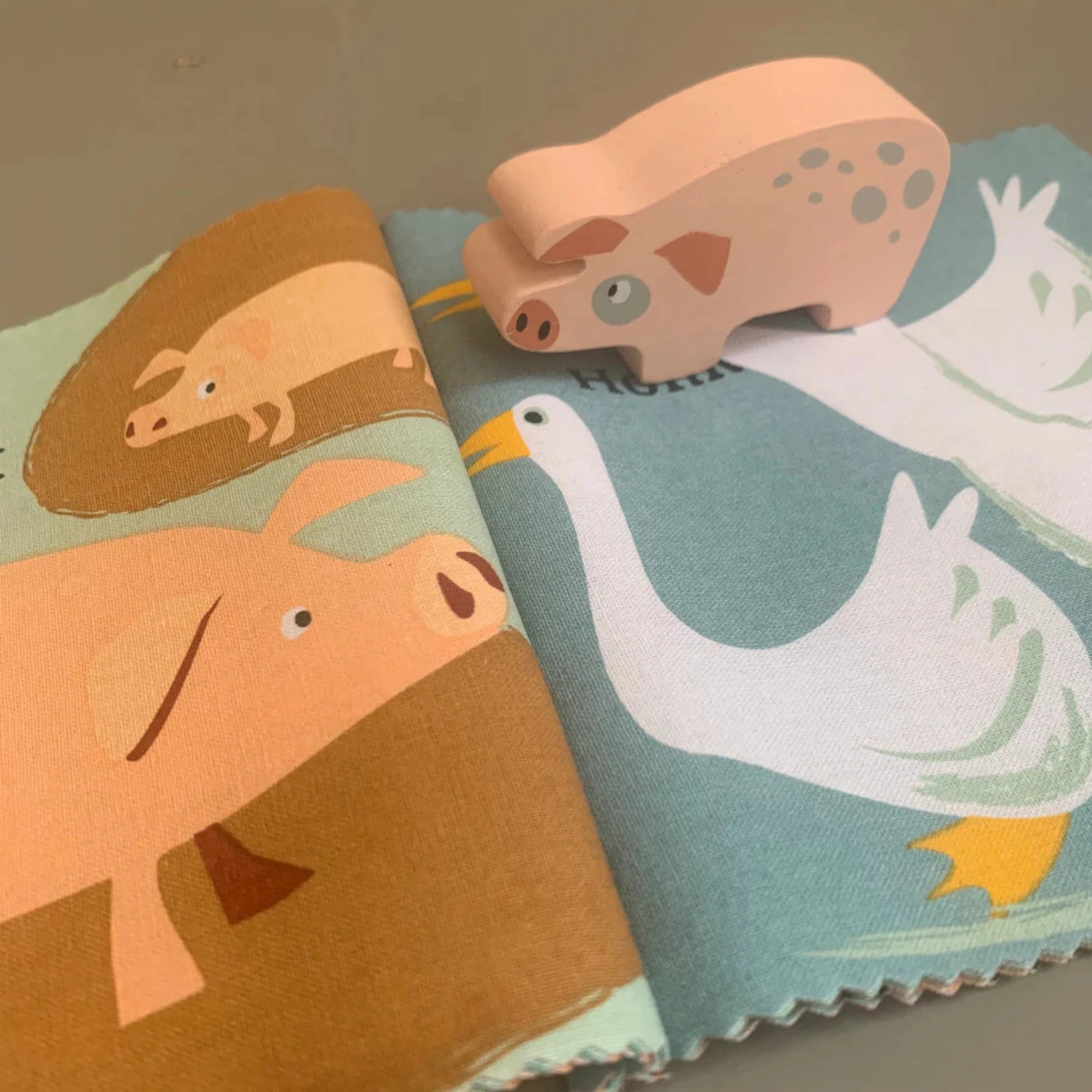 THREADBEAR DESIGN Noisy Farmyard Rag Book