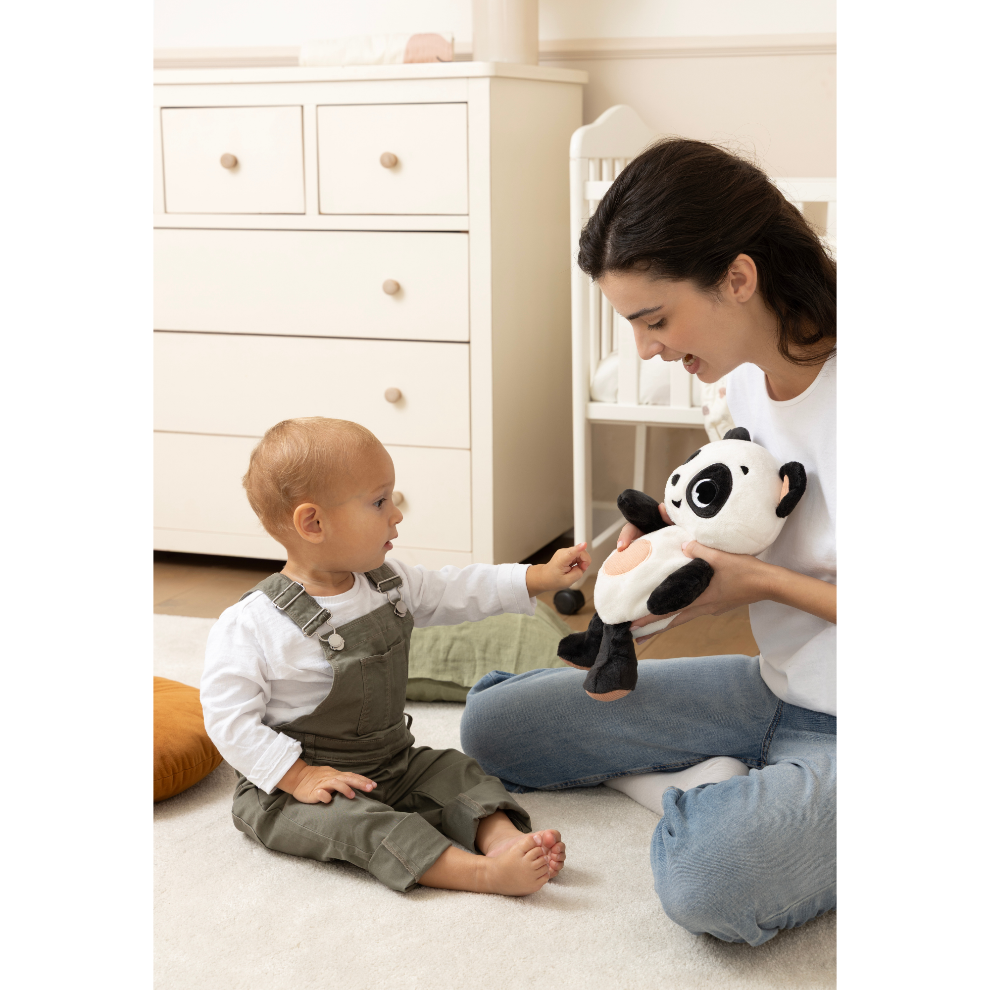 TINY LOVE B&W Décor Plush Panda Snuggly Buddy