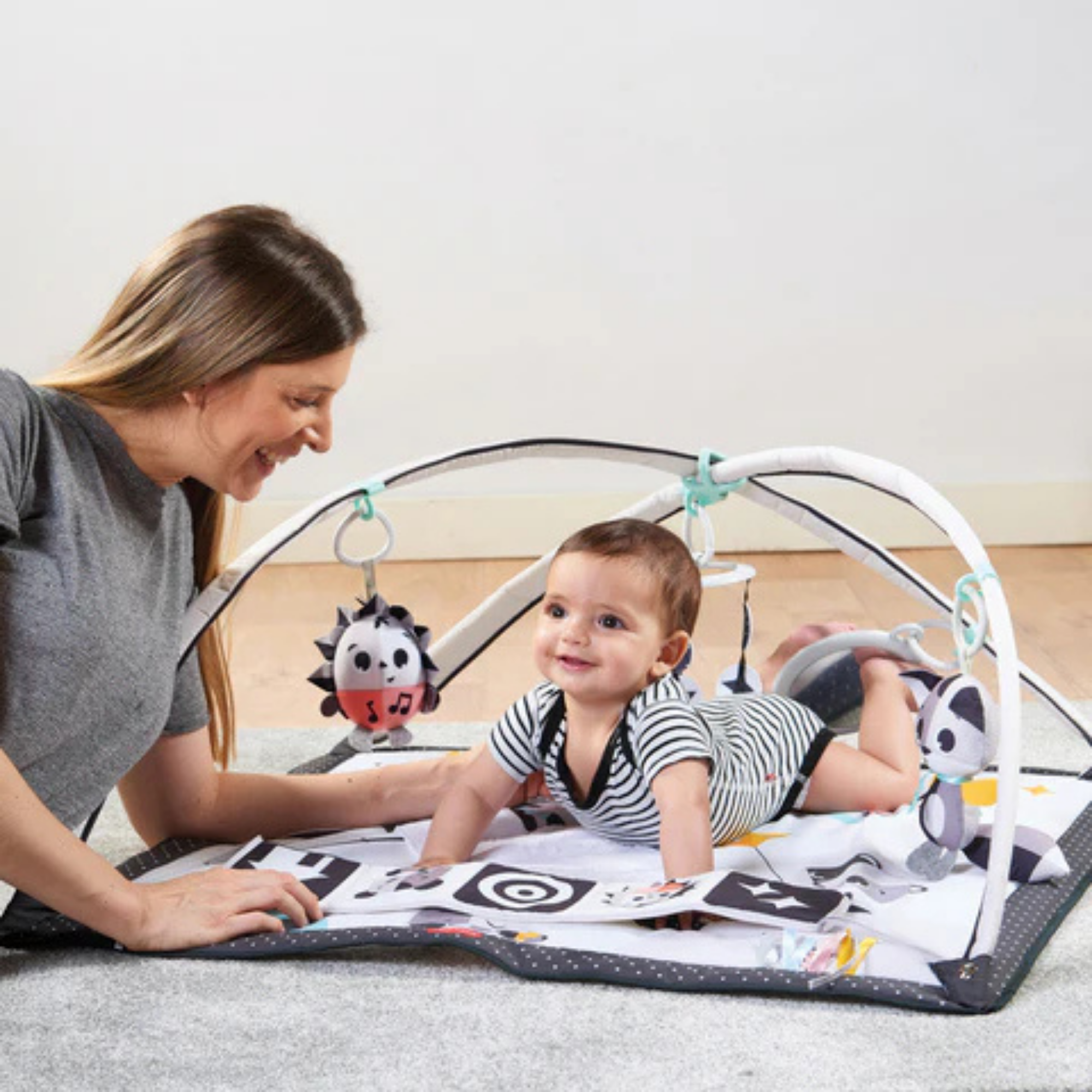 TINY LOVE Magical Tales Black & White Gymini