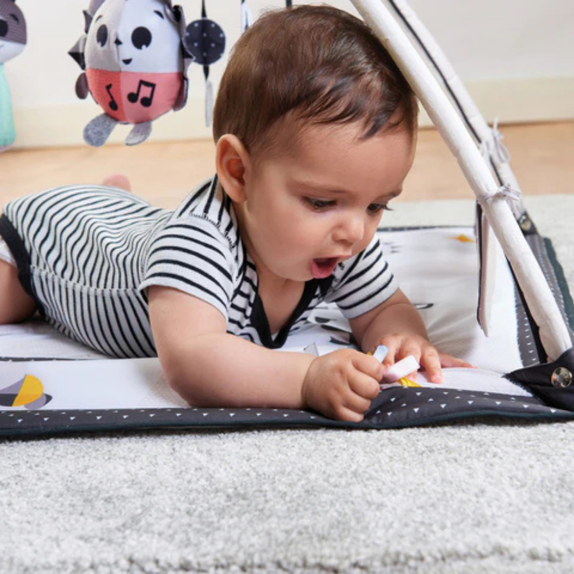 TINY LOVE Magical Tales Black & White Gymini