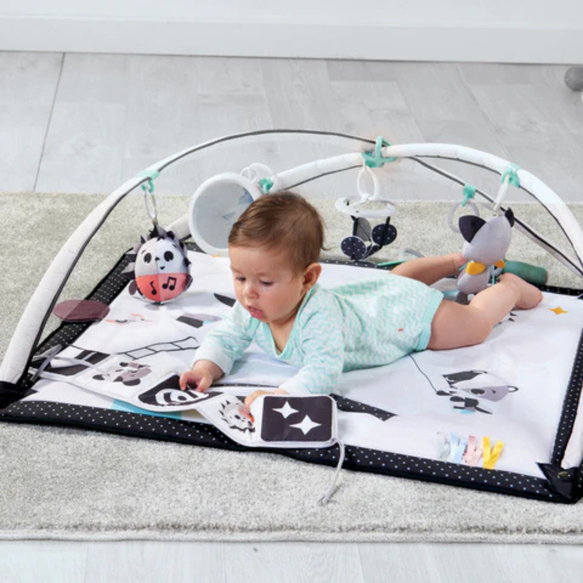 TINY LOVE Magical Tales Black & White Gymini