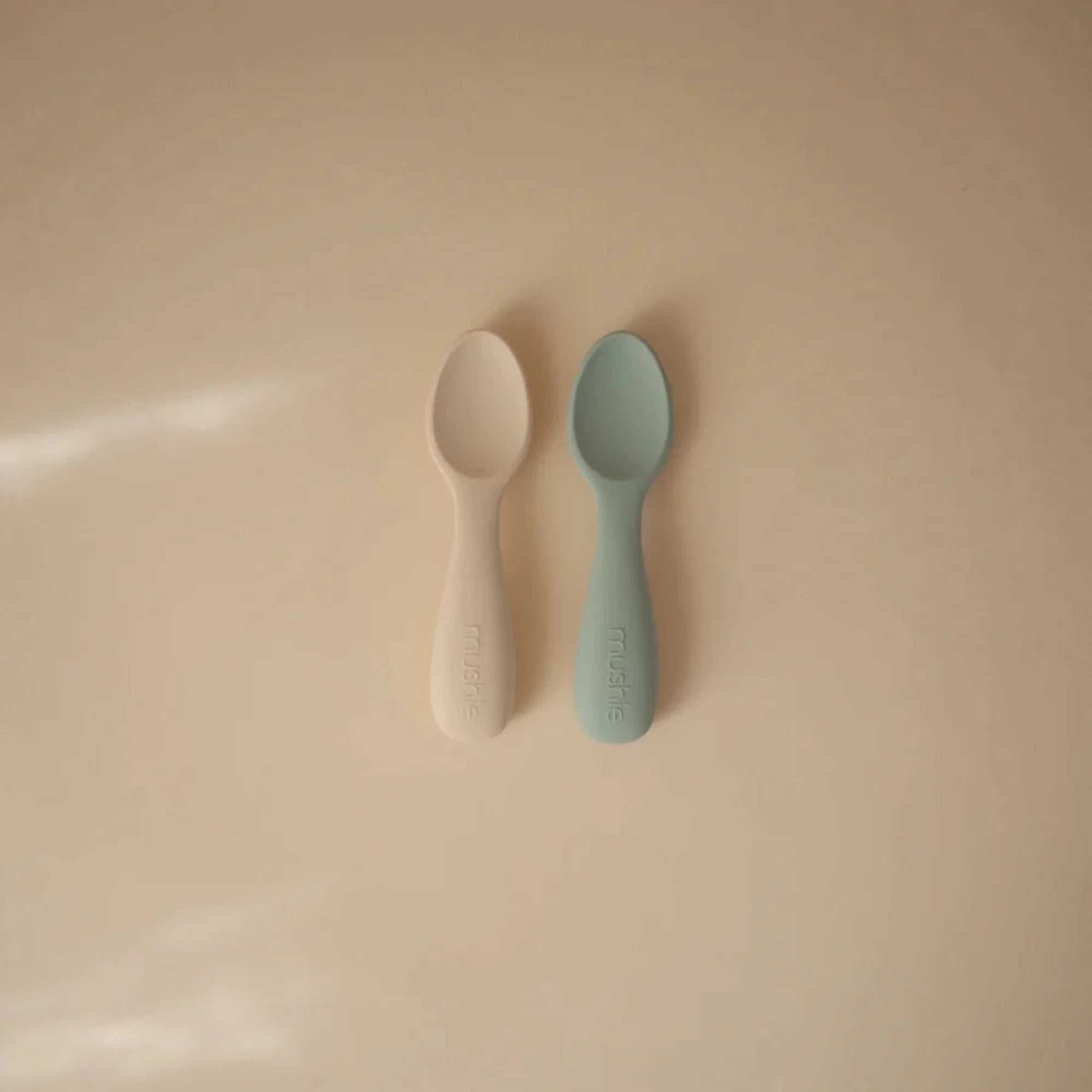 Cuillère de démarrage en silicone MUSHIE pour tout-petits (lot de 2)