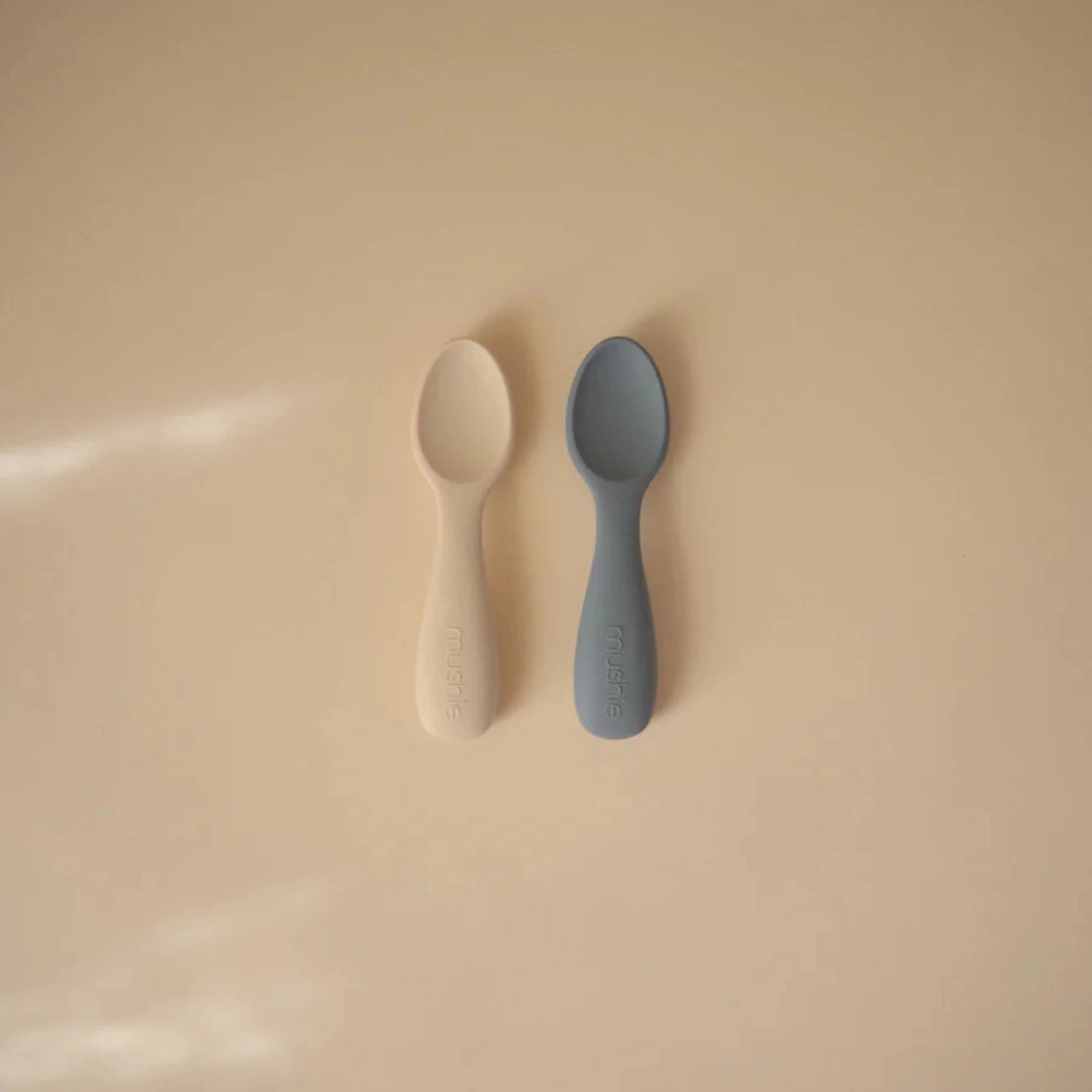 Cuillère de démarrage en silicone MUSHIE pour tout-petits (lot de 2)