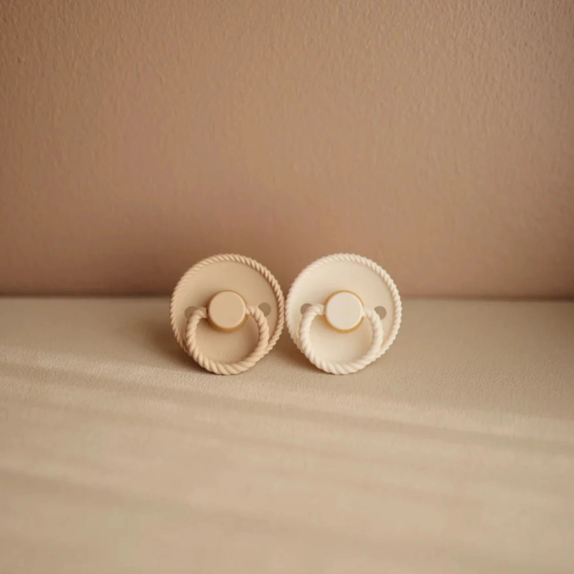 MUSHIE Frigg Rope Latex Baby Pacifier