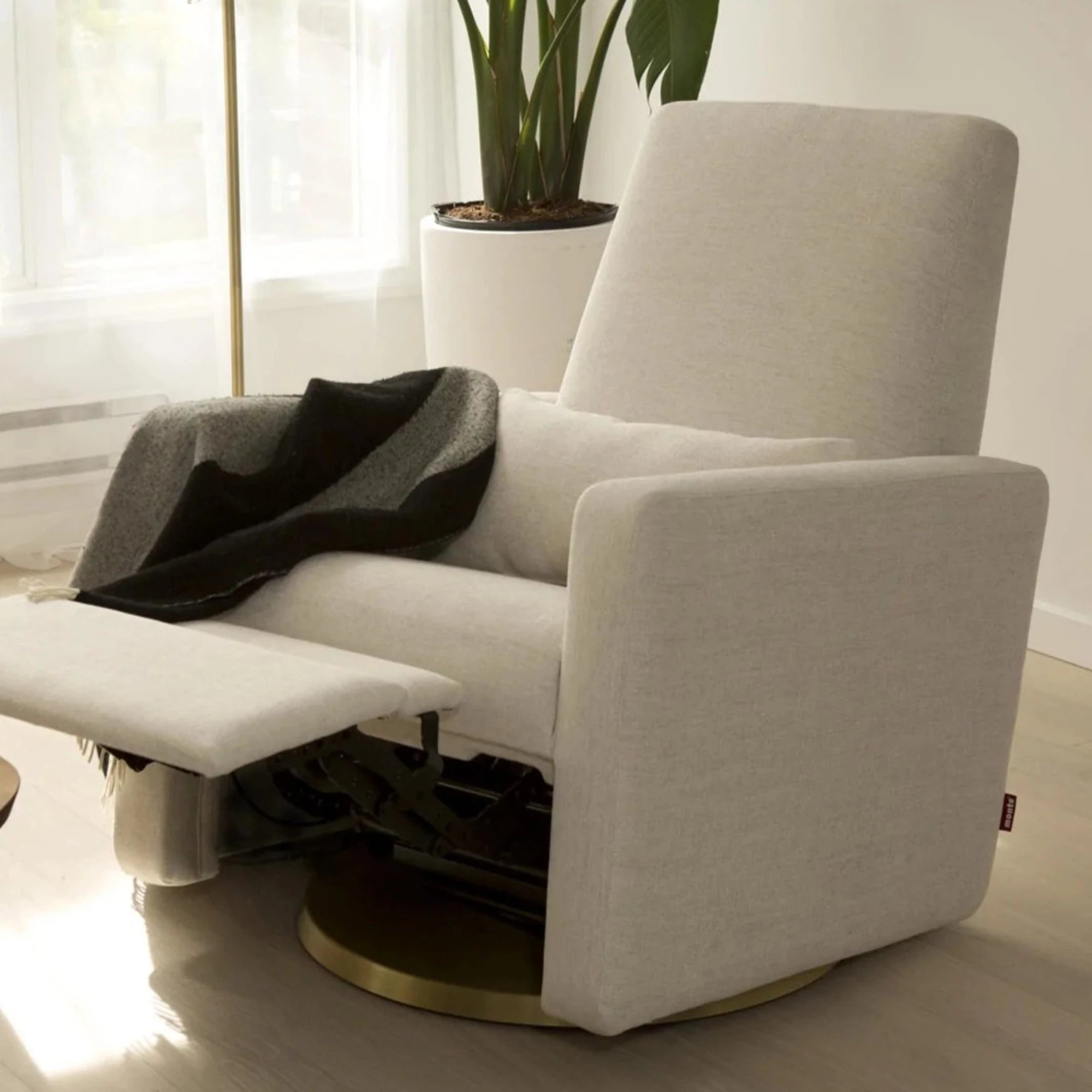 Fauteuil inclinable Grano de MONTE DESIGN - Tissu Dune / Coussin Dune / Base pivotante dorée