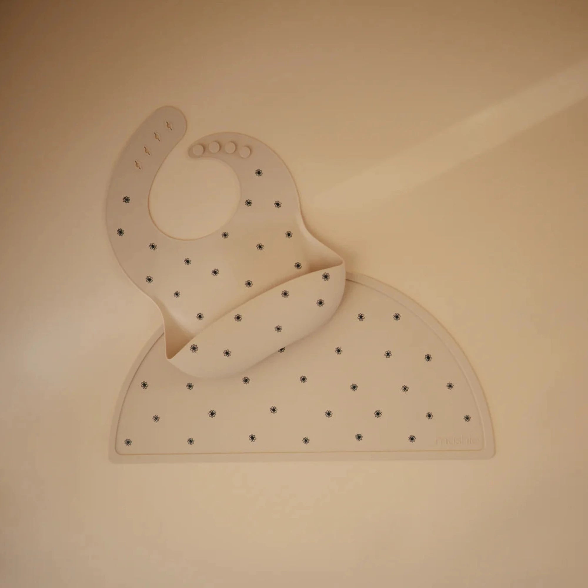 Bavoir en silicone MUSHIE pour bébé - Marguerite noire