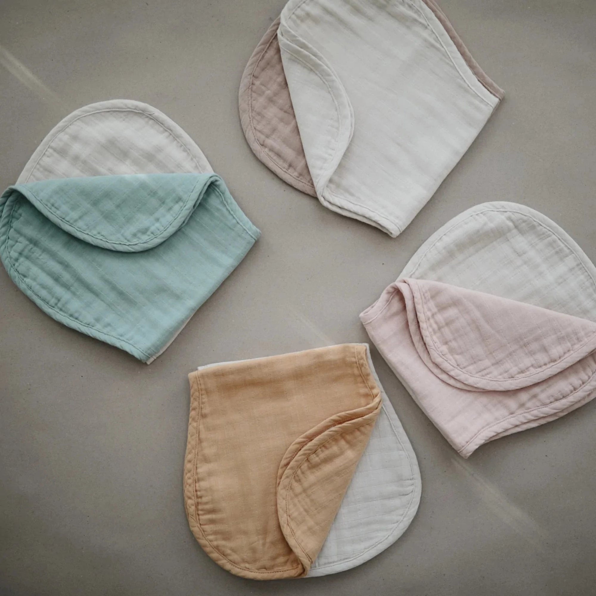 Bavoir MUSHIE - Vert romain/brouillard