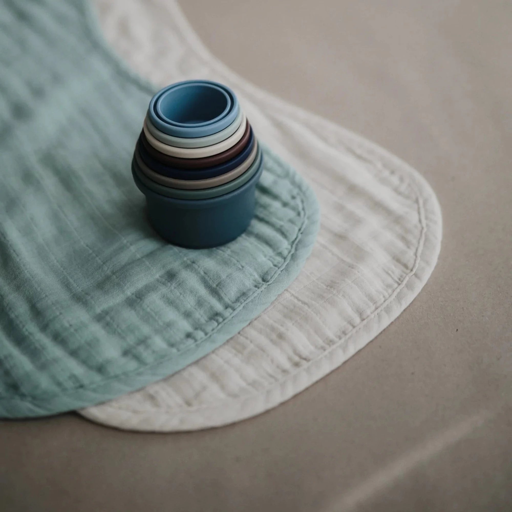 Bavoir MUSHIE - Vert romain/brouillard