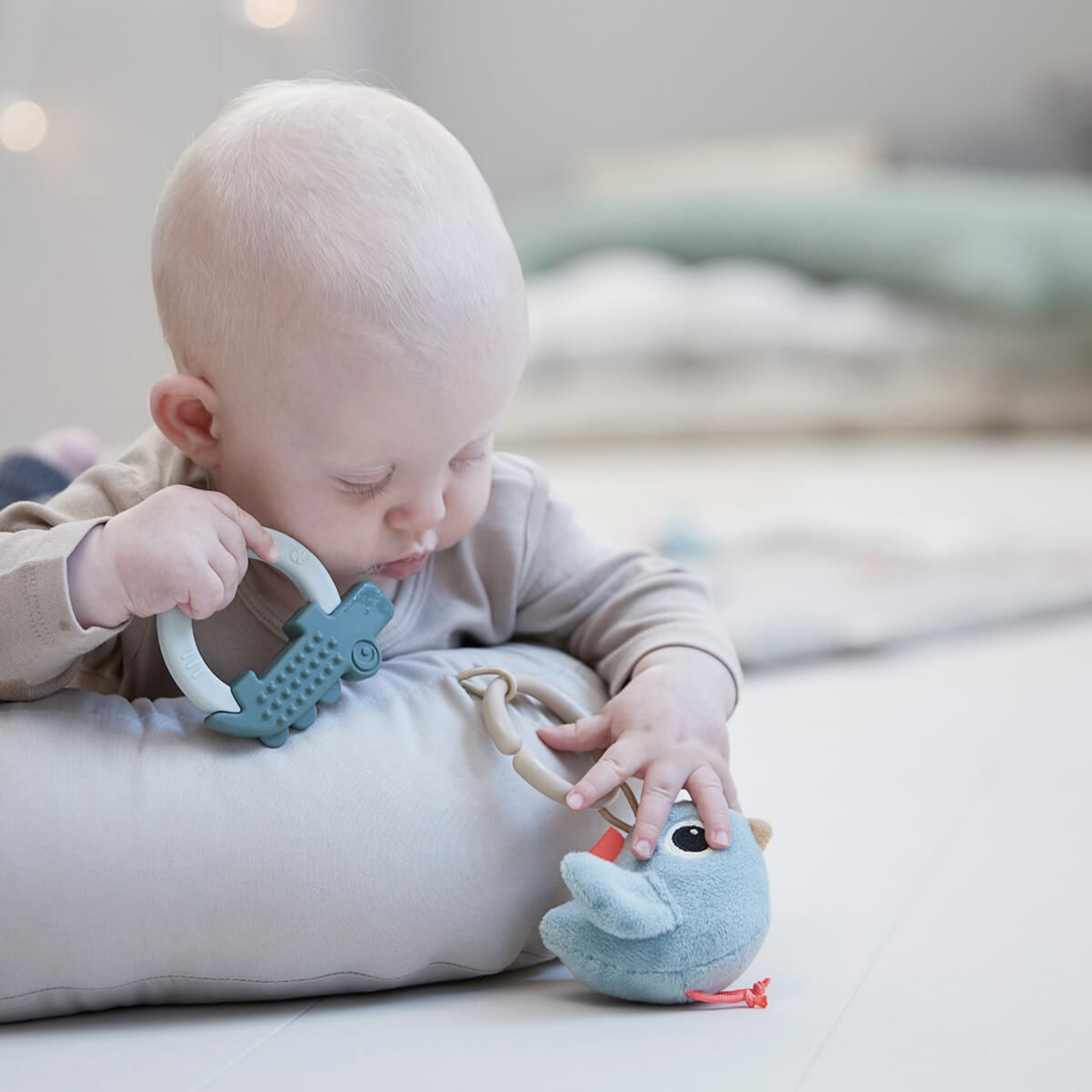 DONE BY DEER Cozy lounger With Activity Arch - Raffi Sand