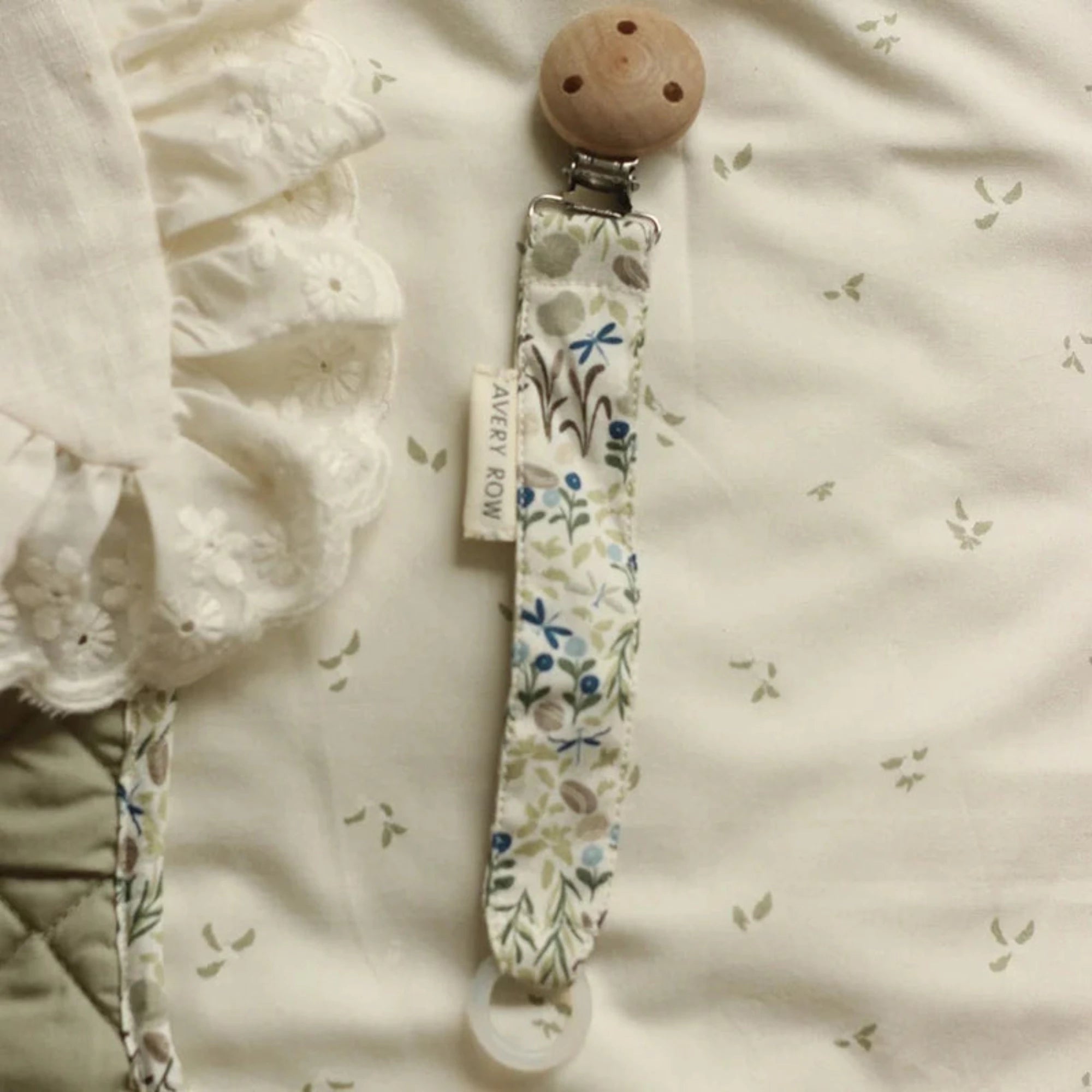 AVERY ROW Pacifier Clip