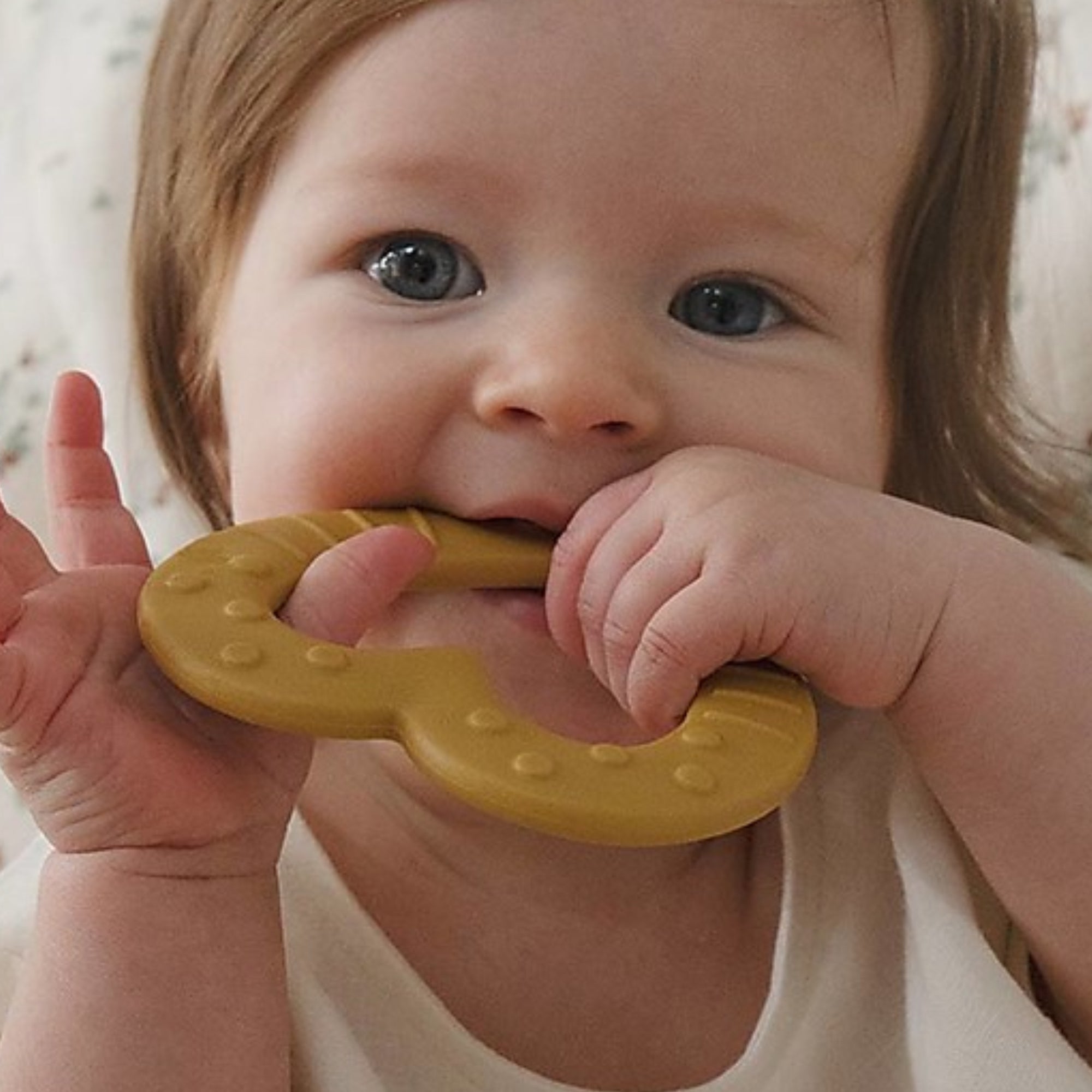 Anneau de dentition BIBS Baby Bitie - Cœur moutarde