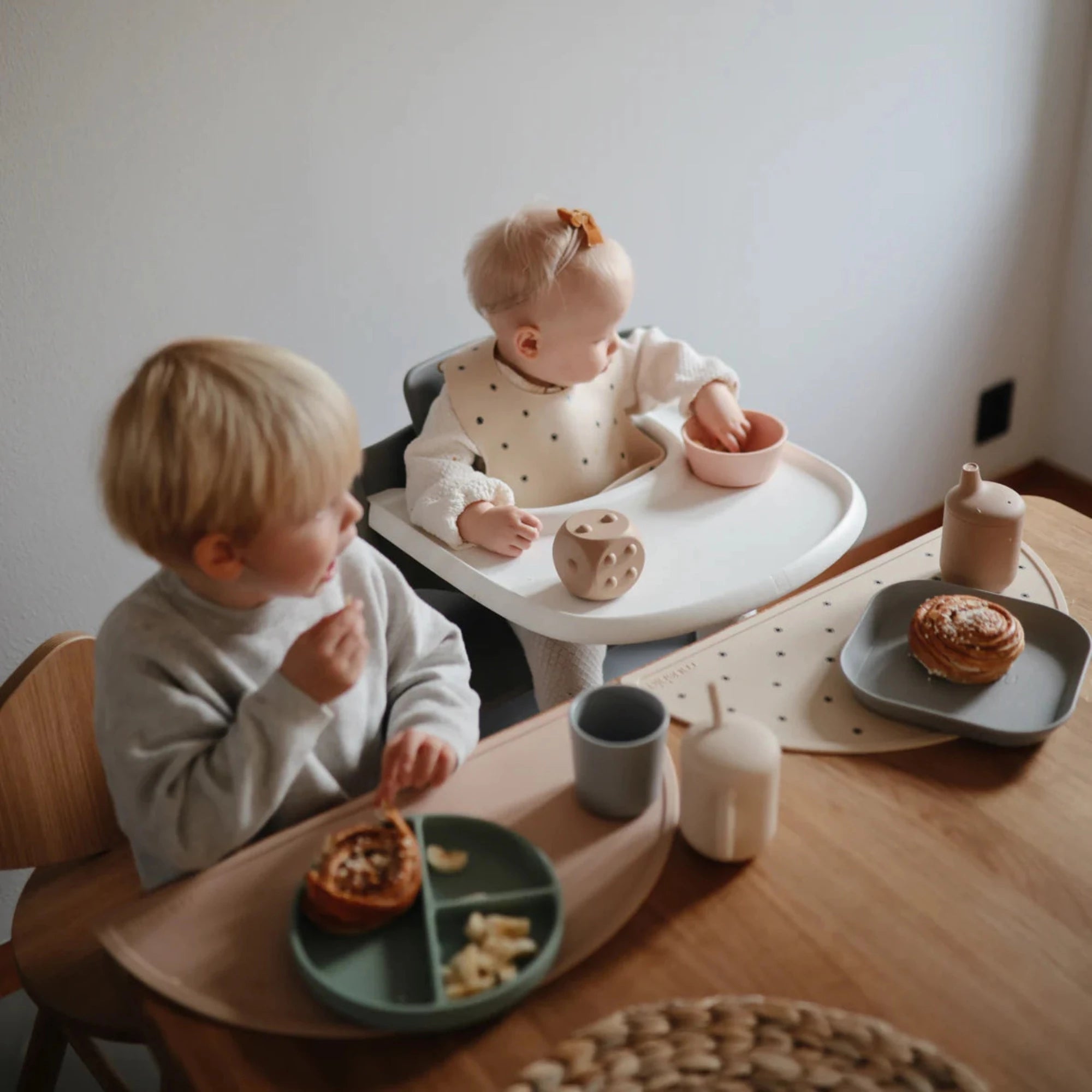Bavoir en silicone MUSHIE pour bébé - Marguerite noire