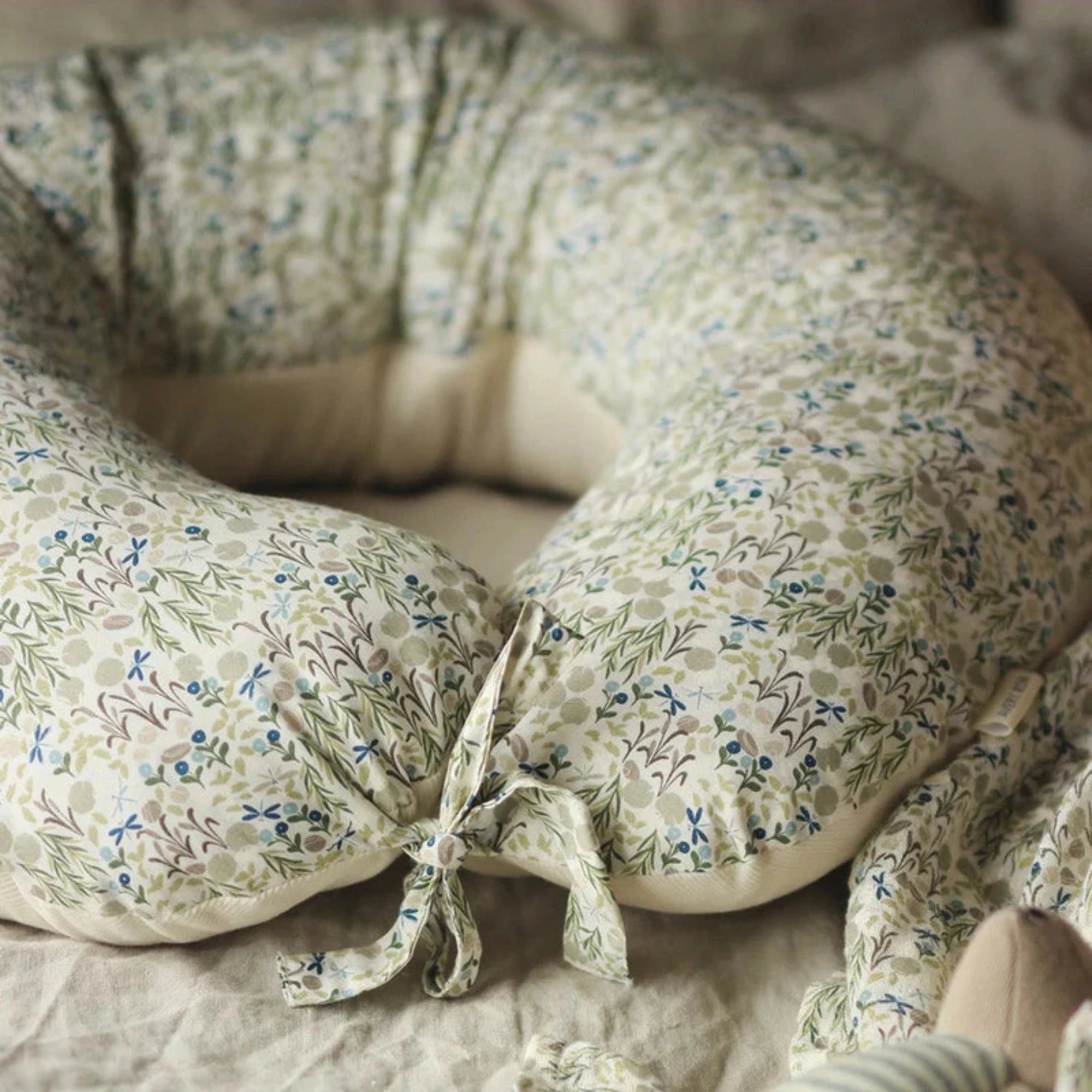 AVERY ROW Nursing Pillow