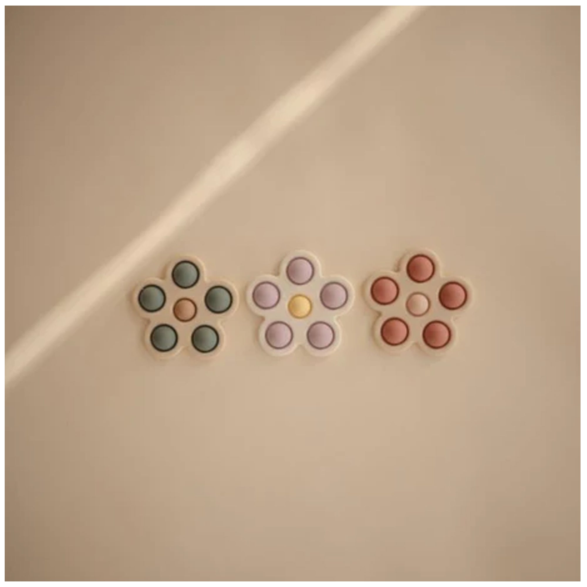 MUSHIE Flower Press Toy - Dried Thyme/Natural/Shifting Sand