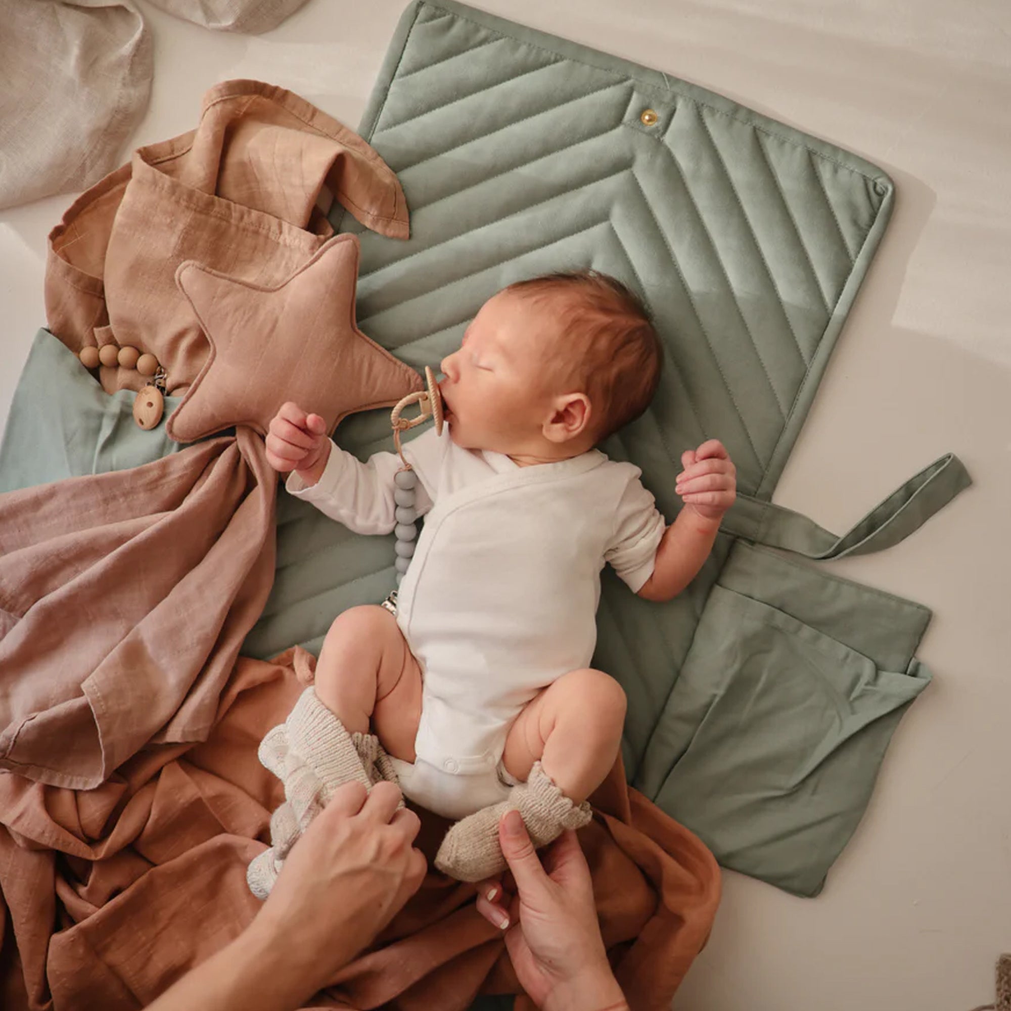 MUSHIE Portable Changing Pad - Roman Green