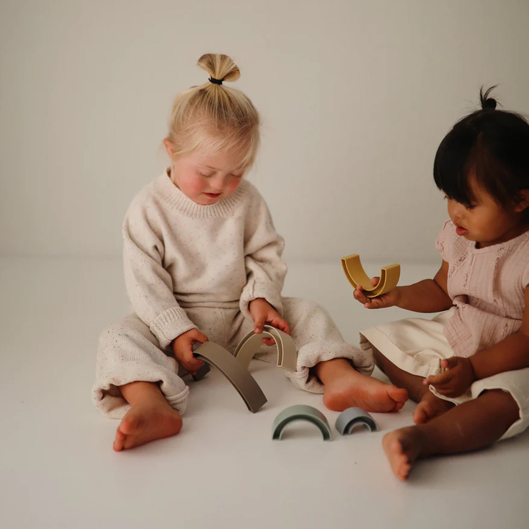 Jouet empilable arc-en-ciel MUSHIE - Hillside