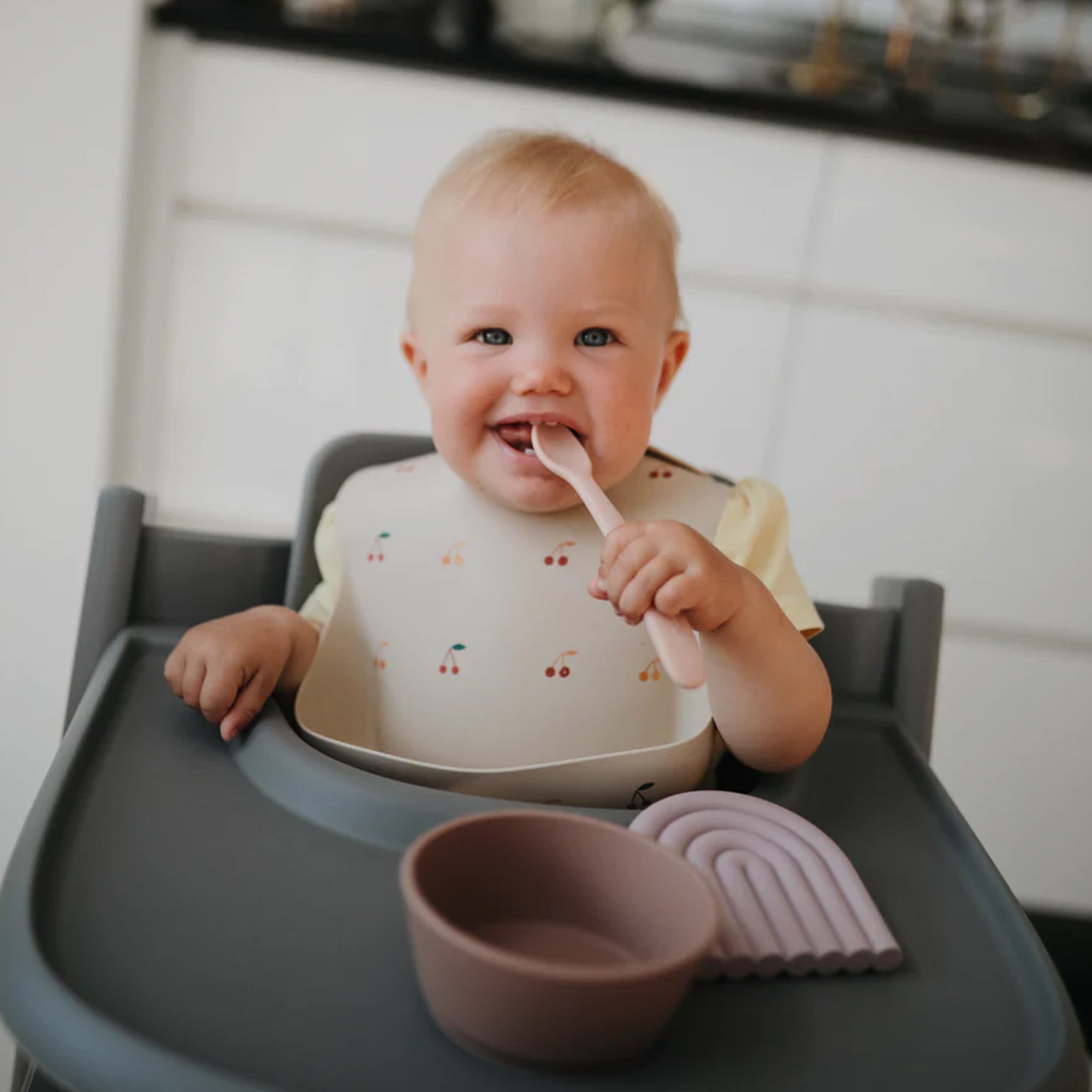 MUSHIE Silicone Baby Bib - Safari Light Grey