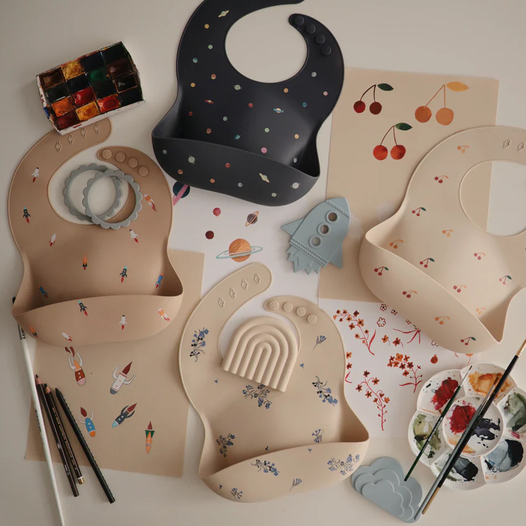 MUSHIE Silicone Baby Bib - Dinosaurs