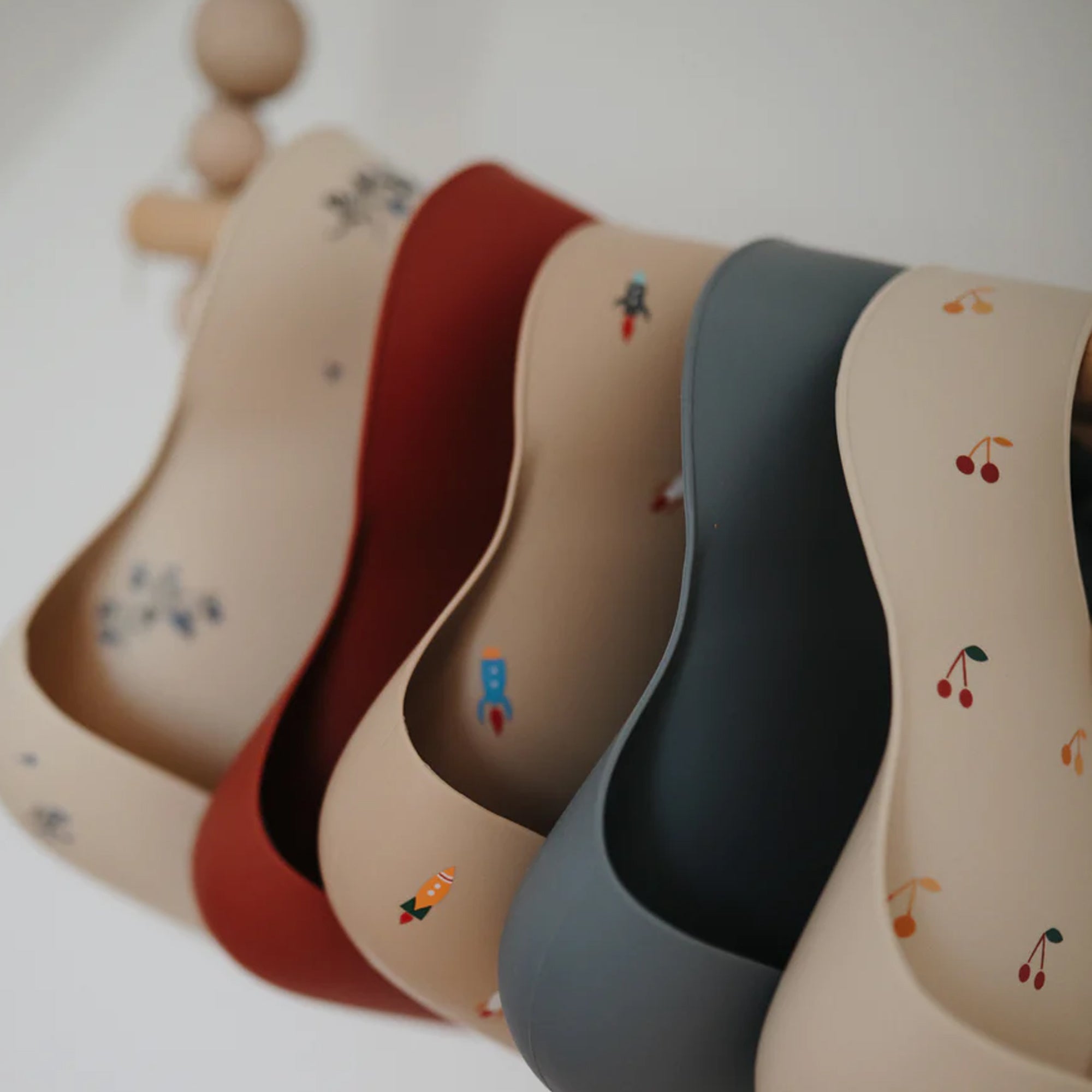 MUSHIE Silicone Baby Bib - Safari Light Grey